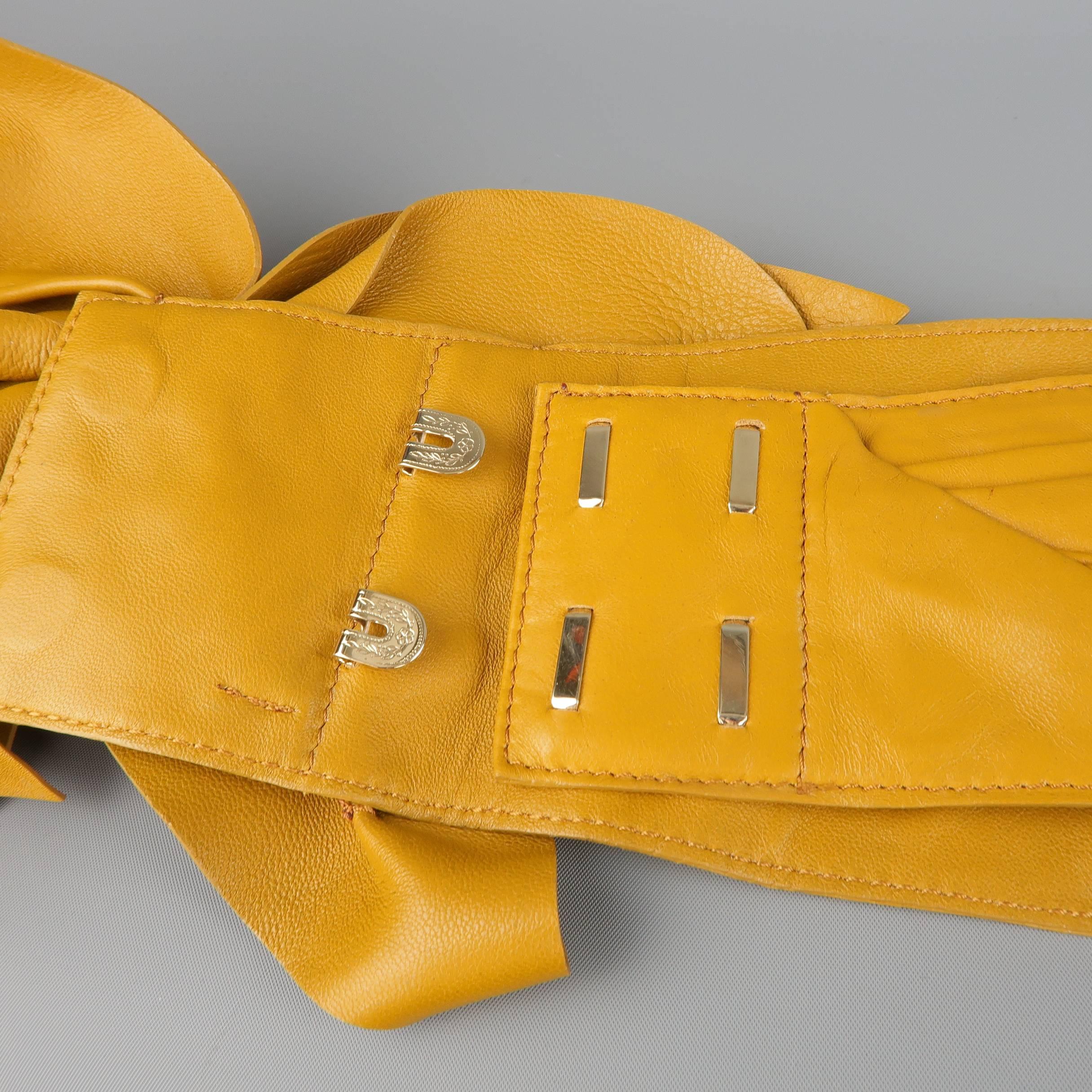 MARC JACOBS Mustard Yellow Leather Oversized Flower Hip Belt In Good Condition In San Francisco, CA