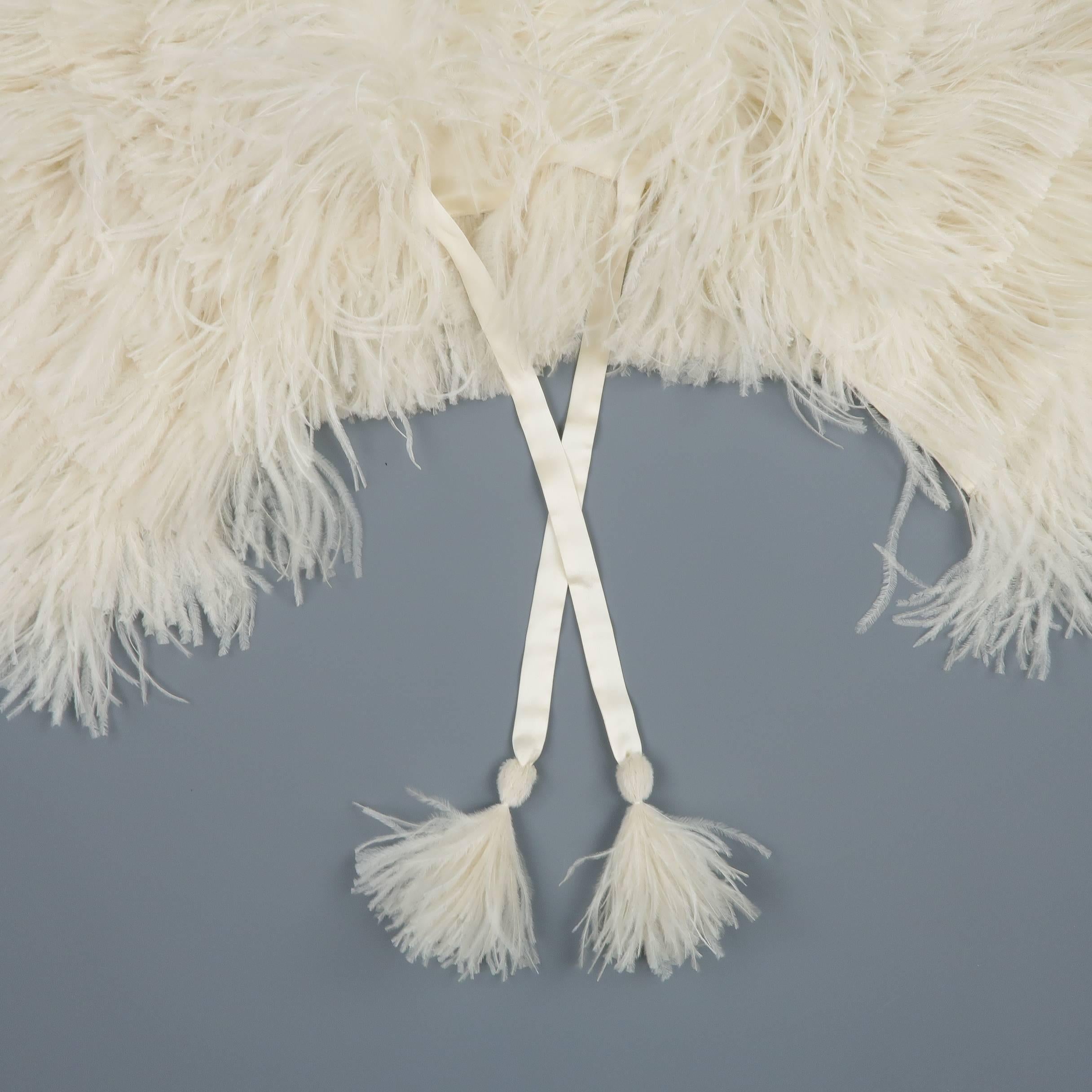 This gorgeous RALPH LAUREN COLLECTION wrap stole comes in layered cream ostrich feathers with silk satin liner and tie closure. Made in USA.

Retails at: $2,995.00
Excellent Pre-Owned Condition.
Marked: S
 
Length: 42 in.
Width: 13- 18 in.

SKU: