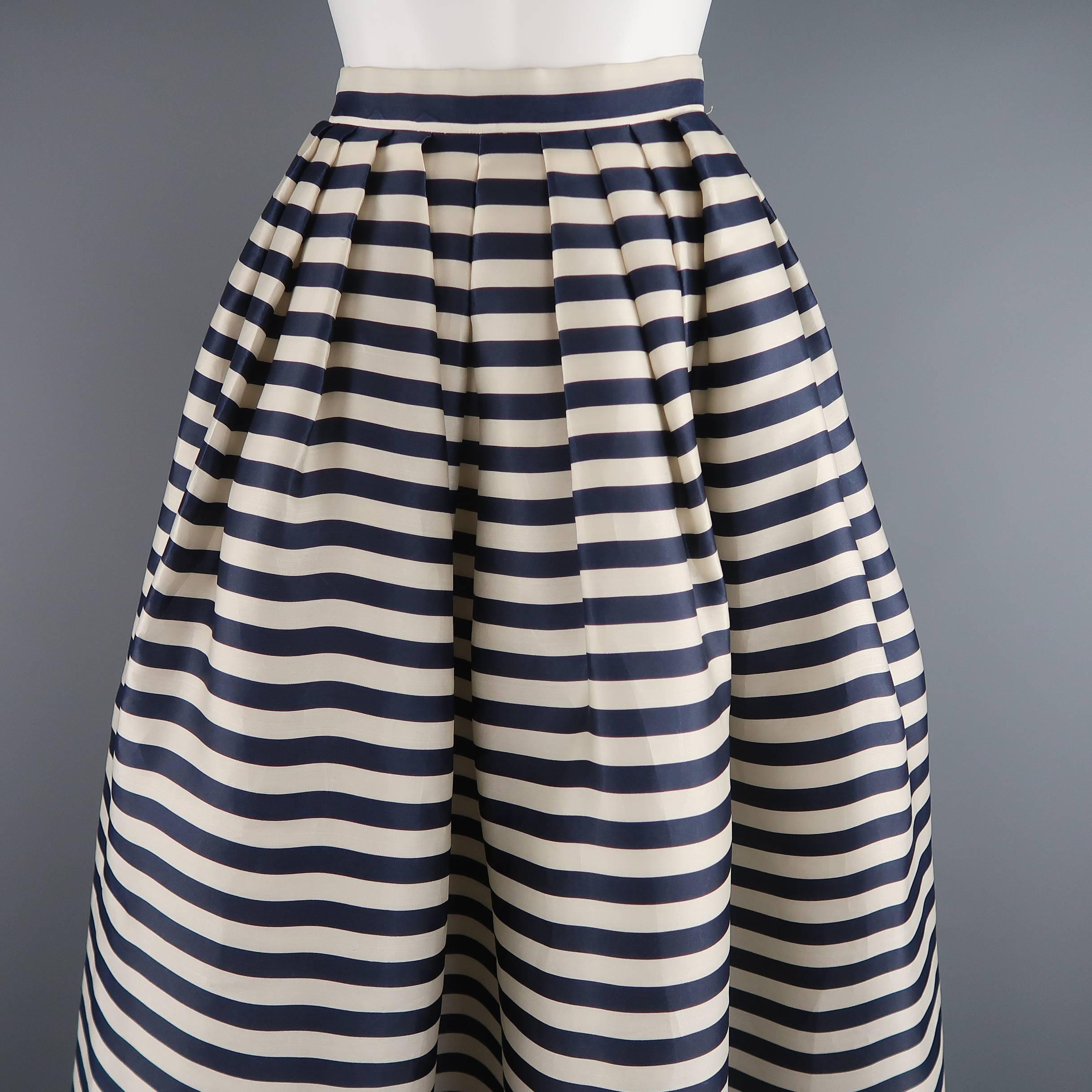 Gorgeous OSCAR DE LA RENTA ball skirt comes in a light cream beige and navy blue striped silk satin and features a high rise, pleated top, and layered tulle ruffle structure liner. Spots throughout. As-is. Made in USA.
 
Good Pre-Owned