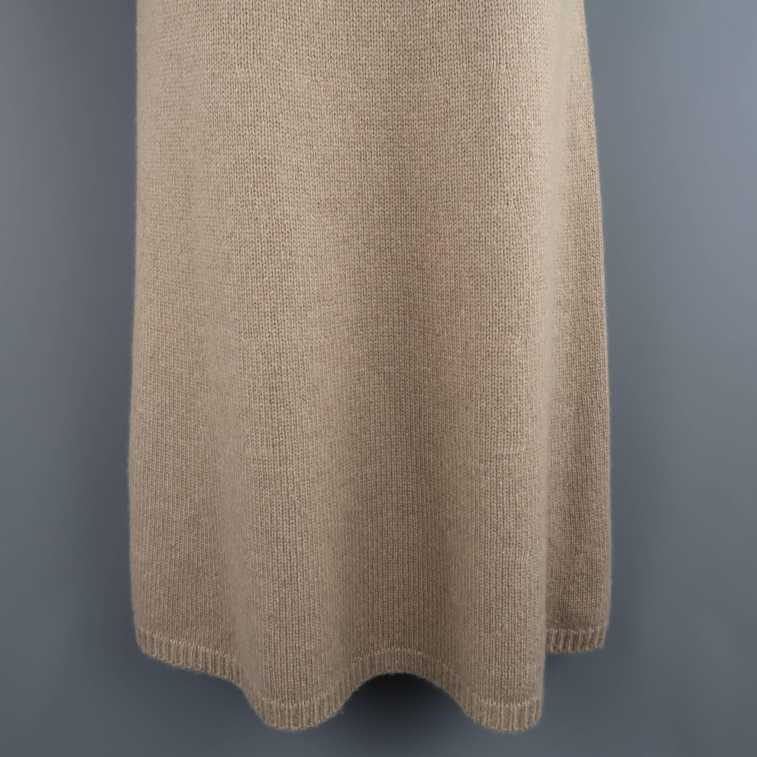 RALPH LAUREN COLLECTION midi skirt comes in a cashmere knit and features a high rise with stretch waistband, and fitted flair silhouette. Made in Italy.
 
Excellent Pre-Owned Condition.
Marked: M
 
Measurements:
 
Waist: 26 in.
Hip: 34 in.
Length: