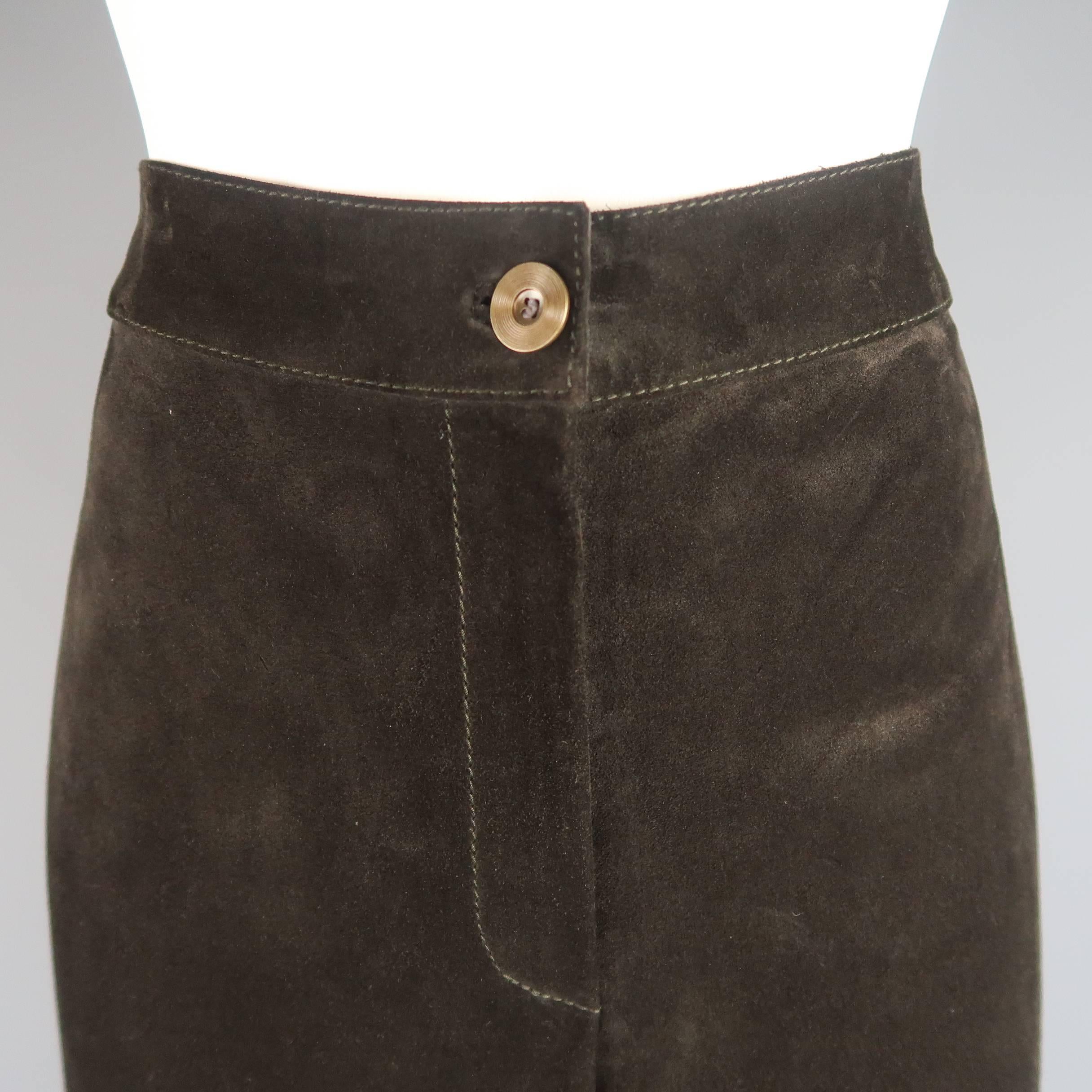 These fabulous VALENTINO pants comes in deep chocolate brown suede and feature a high rise, tailored leg, and flaired bell bottom with back, button detailed panels. Made in Italy.
 
Good Pre-Owned Condition.
Marked: 8
 
Measurements:
 
Waist: 32