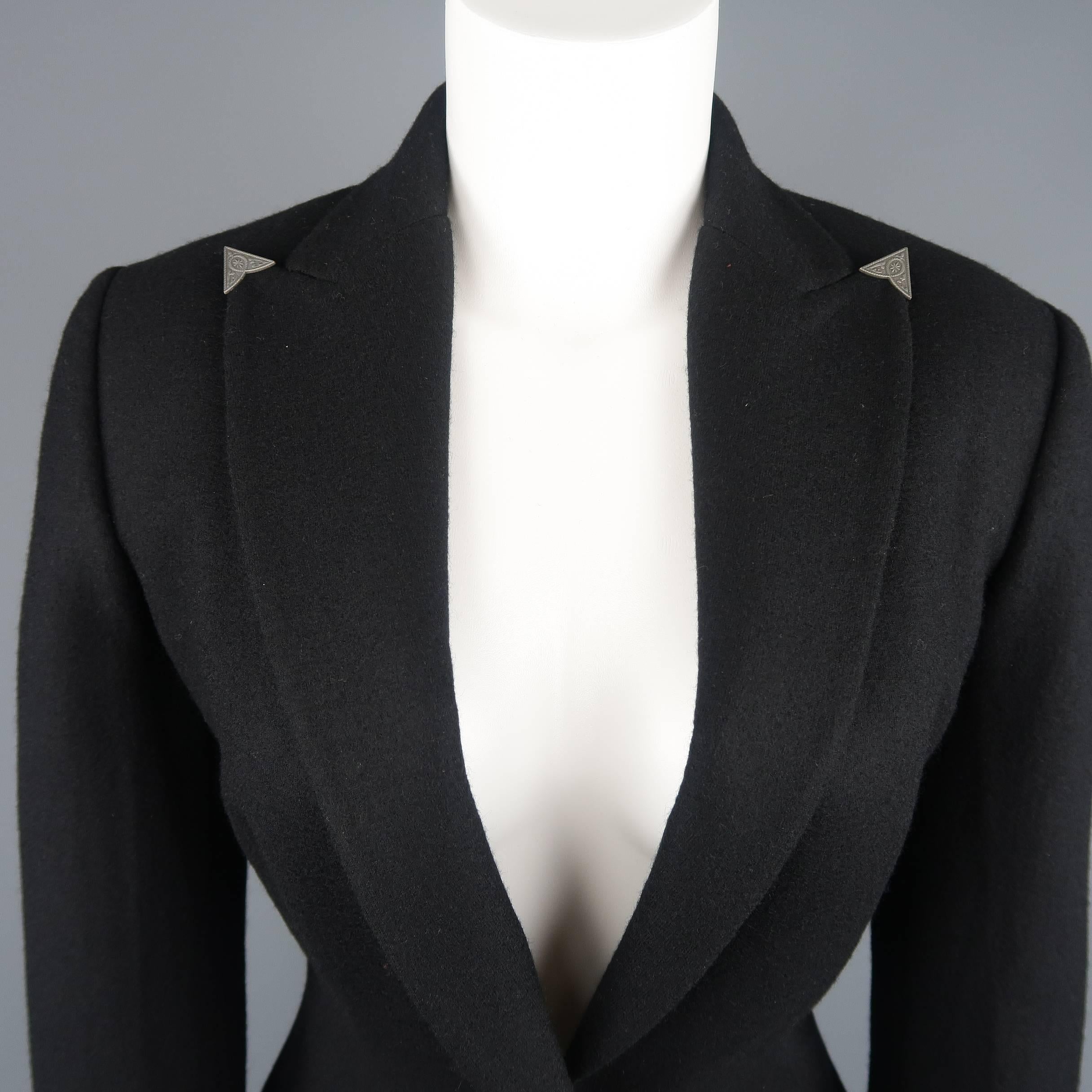RALPH LAUREN Blue Label jacket comes in black wool with a single button front, tailored silhouette, long, pointed back hem, and peak lapel with silver tone western collar clip detail.
 
Excellent Pre-Owned Condition.
Marked: 8
 
Measurements:
