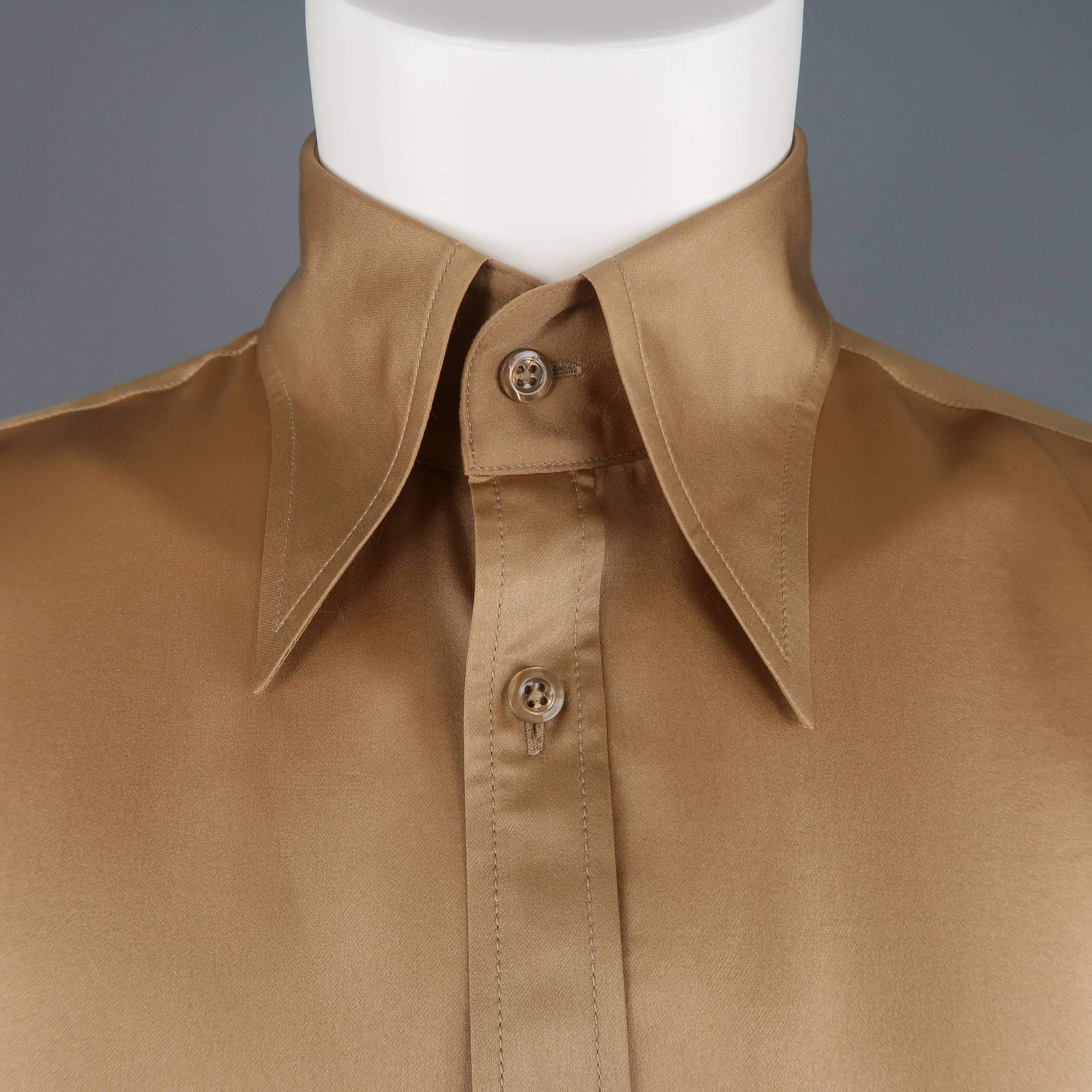 RALPH LAUREN COLLECTION blouse comes in copper beige silk satin with a curved pointed collar and fitted silhouette. Discoloration on chest. As-is. Made in USA..
 
Fair Pre-Owned Condition.
Marked: 8
 
Measurements:
 
Shoulder: 15 in.
Bust: 38