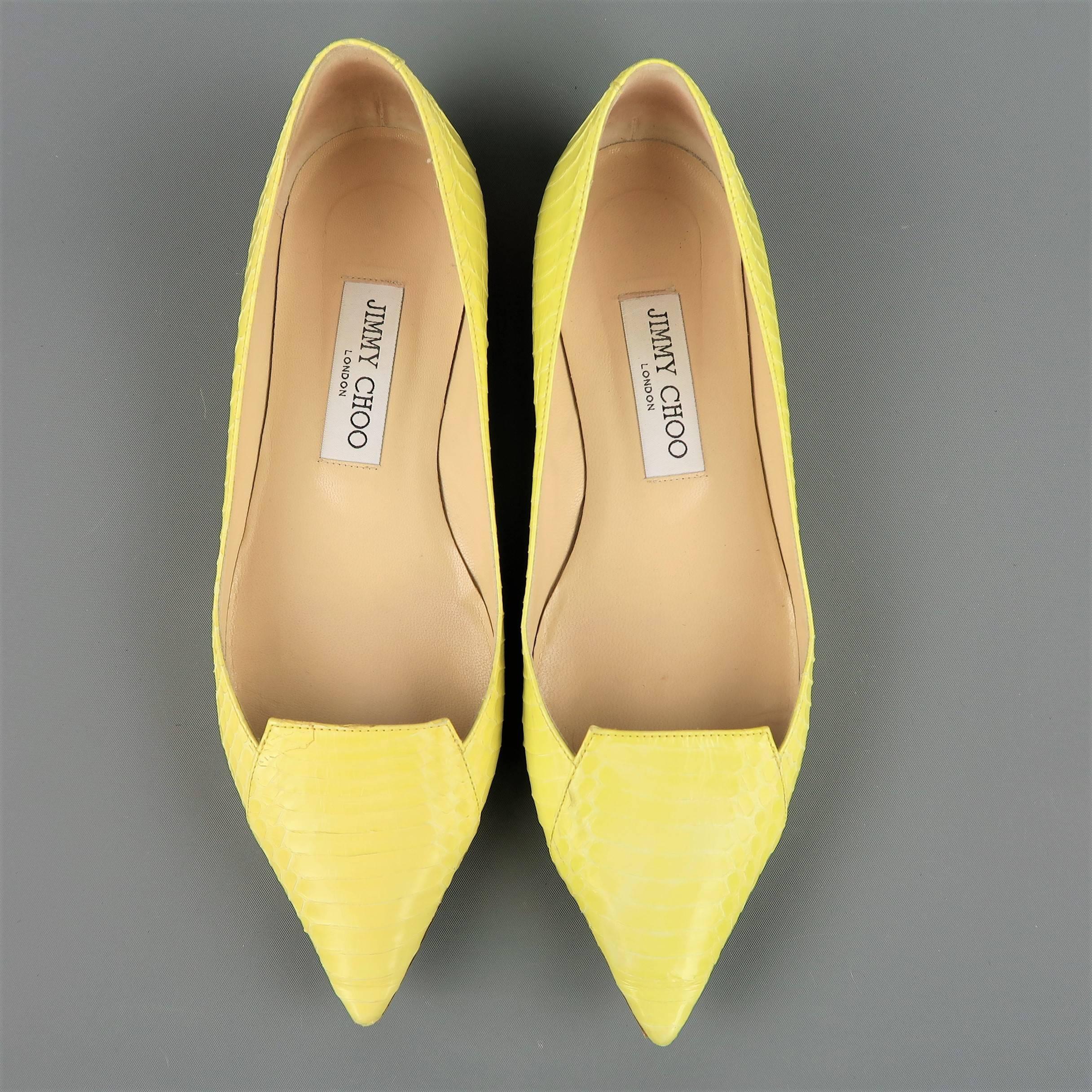 JIMMY CHOO flats come in light yellow snakeskin leather with a pointed toe and loafer toe line.Made in Italy.
 
Good Pre-Owned Condition.
Marked: IT 37
 
Measurements:
 
Outsole: 10.5 x 3 in.
