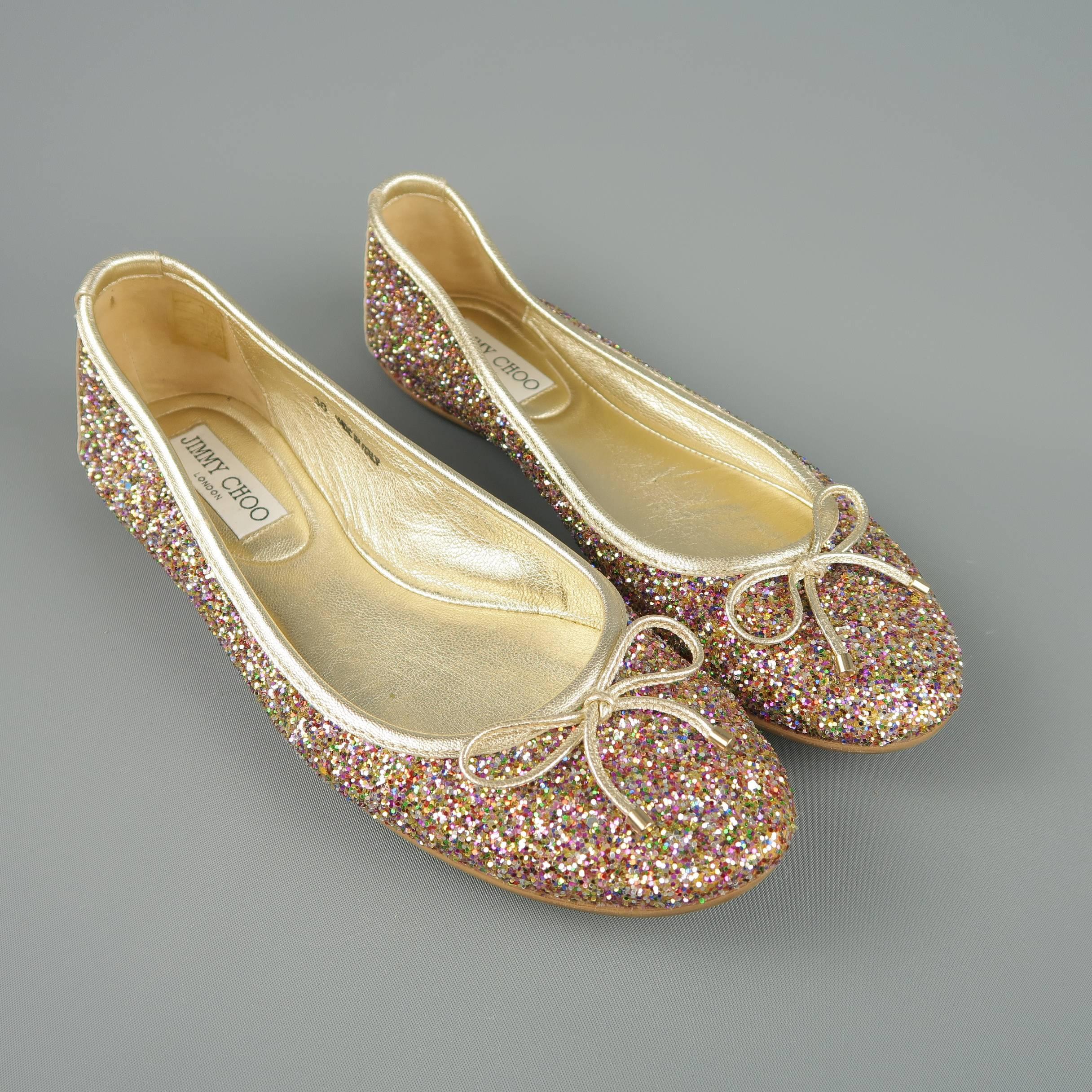 JIMMY CHOO bal;let flats come in multi colored glitter leather with metallic gold piping and bow front.Made in Italy.
 
Excellent Pre-Owned Condition.
Marked:IT 38
 
Outsole: 10 x 3 in.

