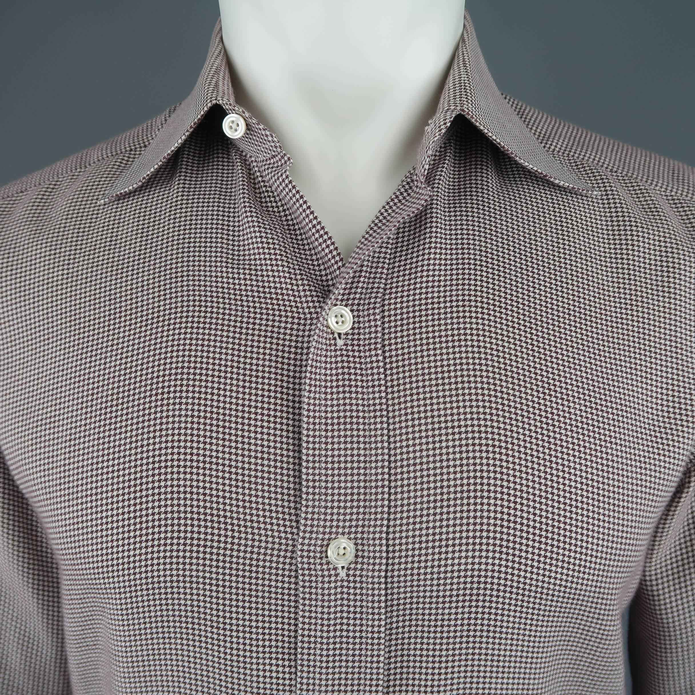 TOM FORD dress shirt comes in burgundy and cream micro houndstooth print soft cotton with a pointed spread collar and two button cuffs. Made in Switzerland.
 
Excellent Pre-Owned Condition.
Marked: 39  15 1/2
 
Measurements:
 
Shoulder: 15