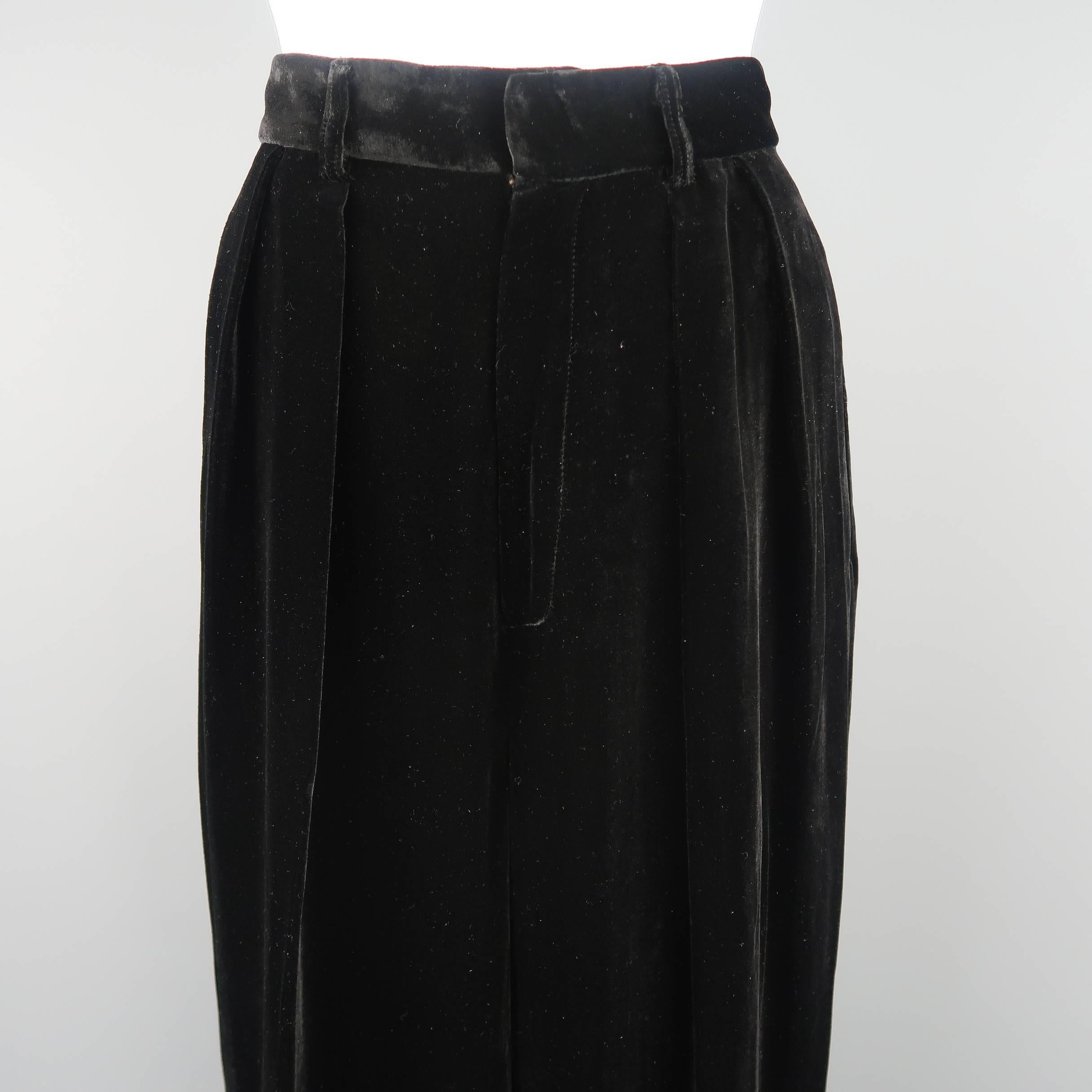 Vintage DONNA KARAN dress pants come in black silk blend velvet with a high rise, double pleats, and cuffed hem.
 
Excellent Pre-Owned Condition.
Marked: 8
 
Measurements:
 
Waist: 27 in.
Rise: 13 in.
Inseam: 31 in.
