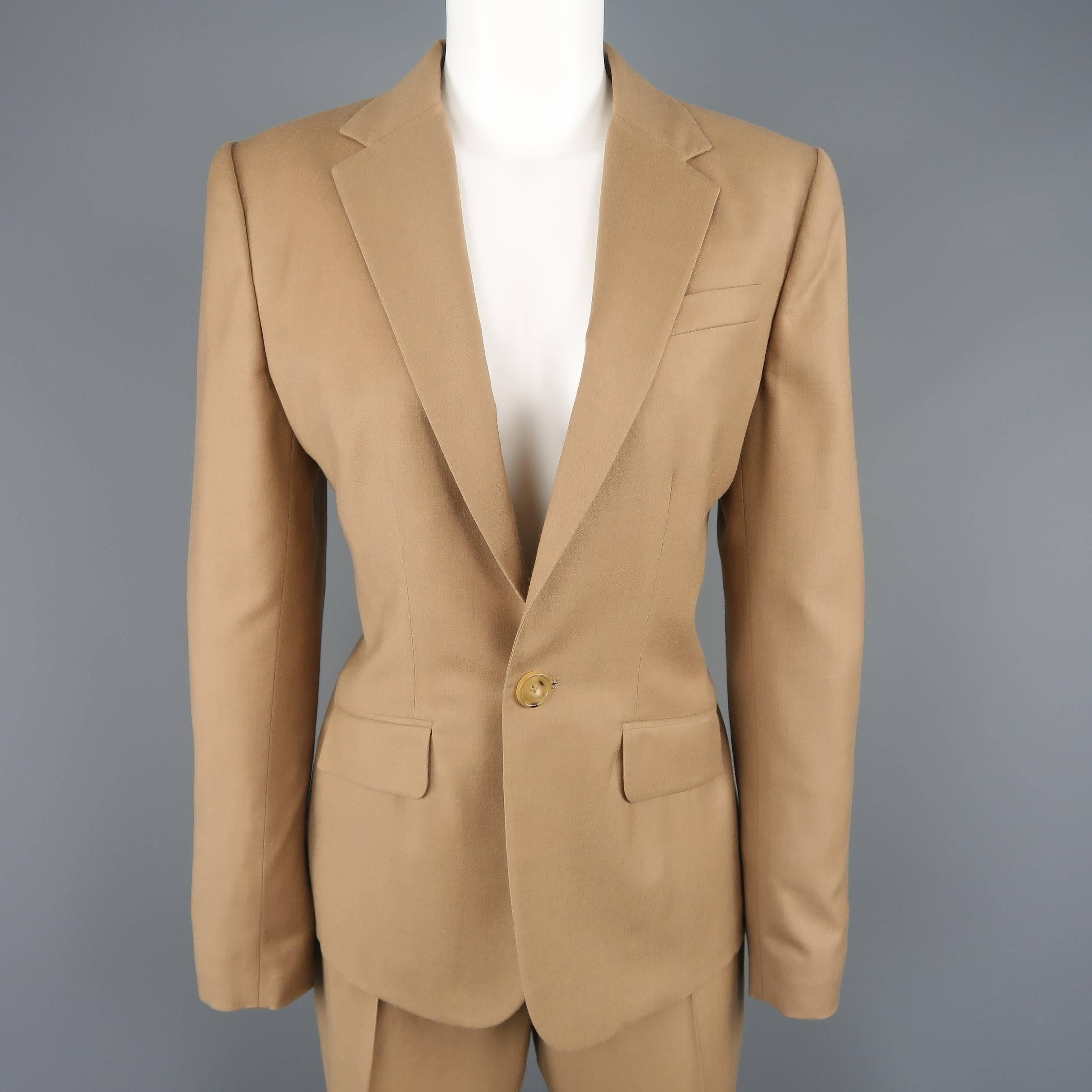 Ralph Lauren Collection suit comes in camel soft wool and includes a single breasted, one button, notch lapel jacket with matching flat front pants. Made in Italy.
 
Excellent Pre-Owned Condition.
Marked: 8
 
Measurements:
 
-Jacket
Shoulder: 16