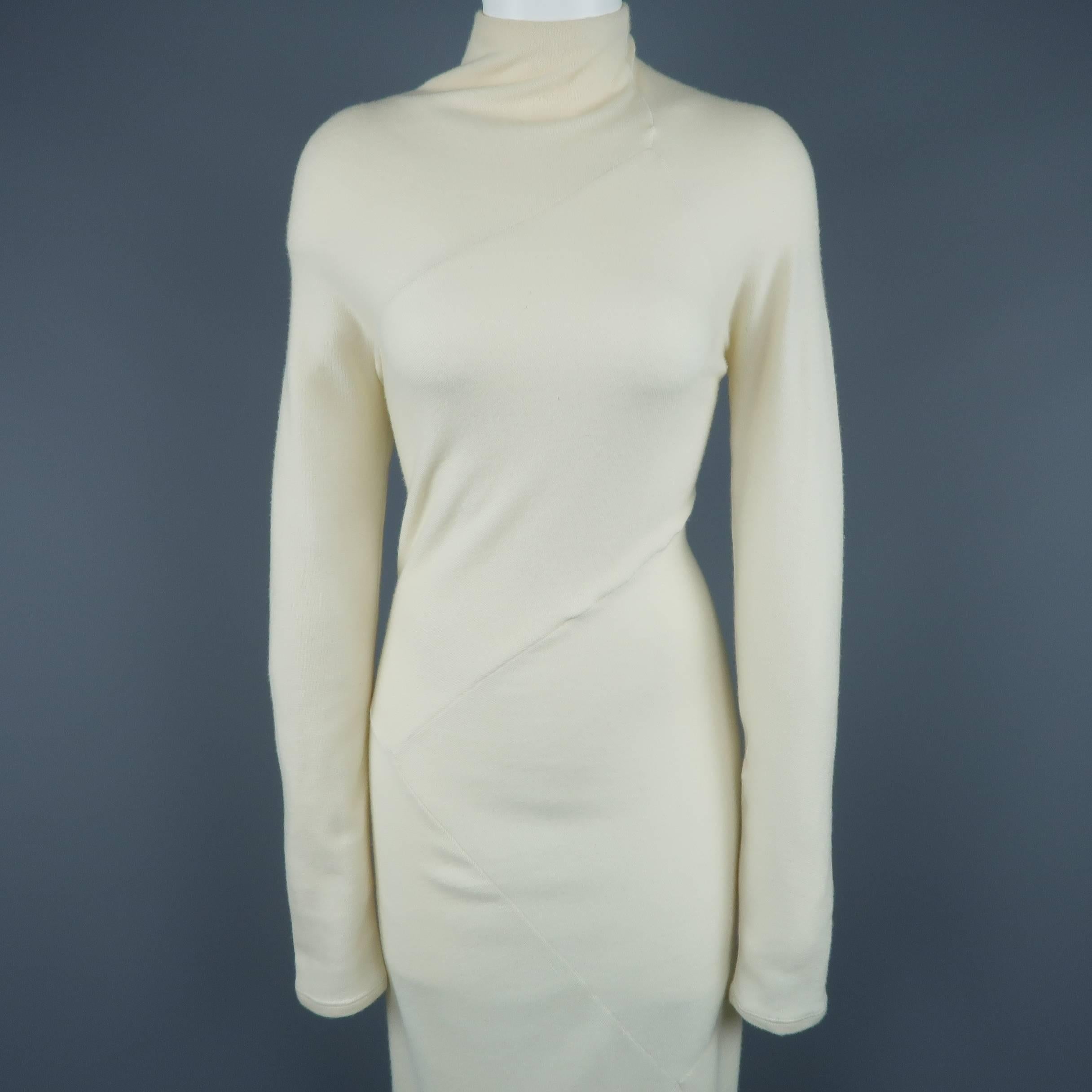 DONNA KARAN sweater midi dress comes in creamy beige stretch cashmere with a mock neck long sleeves and diagonal patchwork seam construction. Made in Italy.
 
Good Pre-Owned Condition.
Marked: (no size)
 
Measurements:
 
Shoulder: 15 in.
Bust: 35
