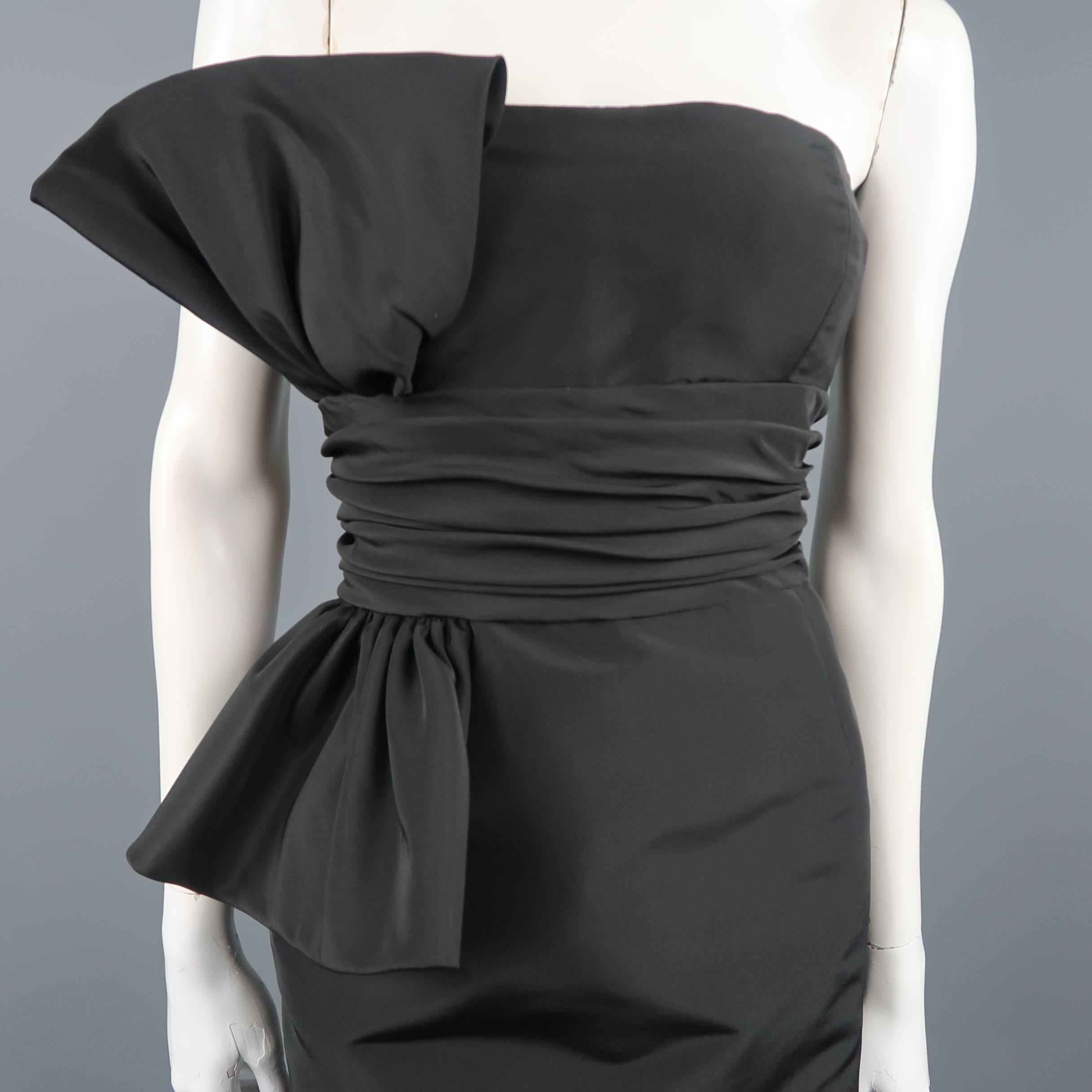 OSCAR DE LA RENTA cocktail dress comes in black silk taffeta with a strapless neckline, pleated waistband, and sash bow detail. Built in bustier. Made in USA.
 
Excellent Pre-Owned Condition.
Marked: 6
 
Measurements:
 
Bust: 35 in.
Waist: 26
