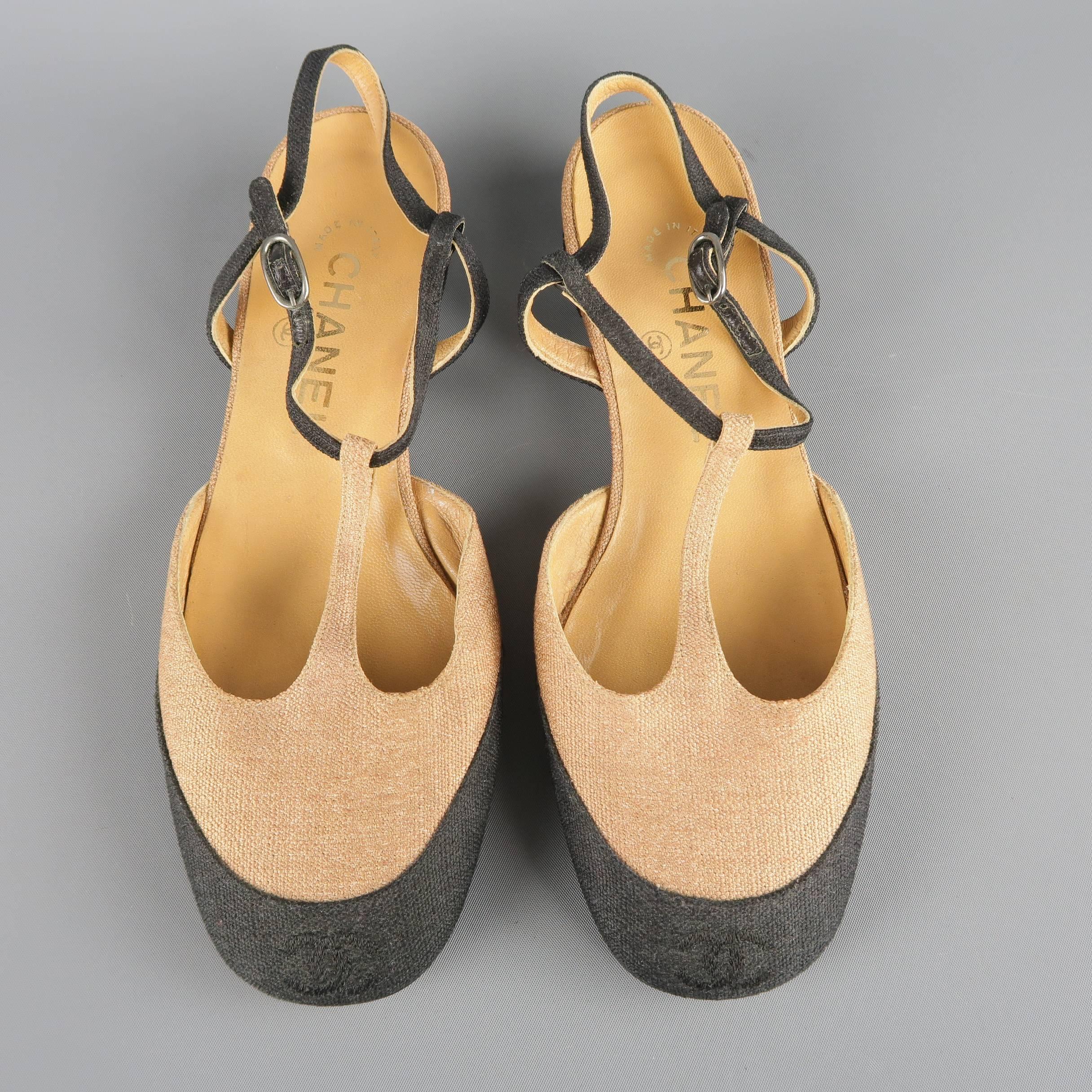 Chanel flats come in tan linen with a rounded square toe, black color block toe cap with CC embroidery, low covered heel, and T strap ankle harness. Made in Italy.
 
Excellent Pre-Owned Condition.
Marked: IT 37
