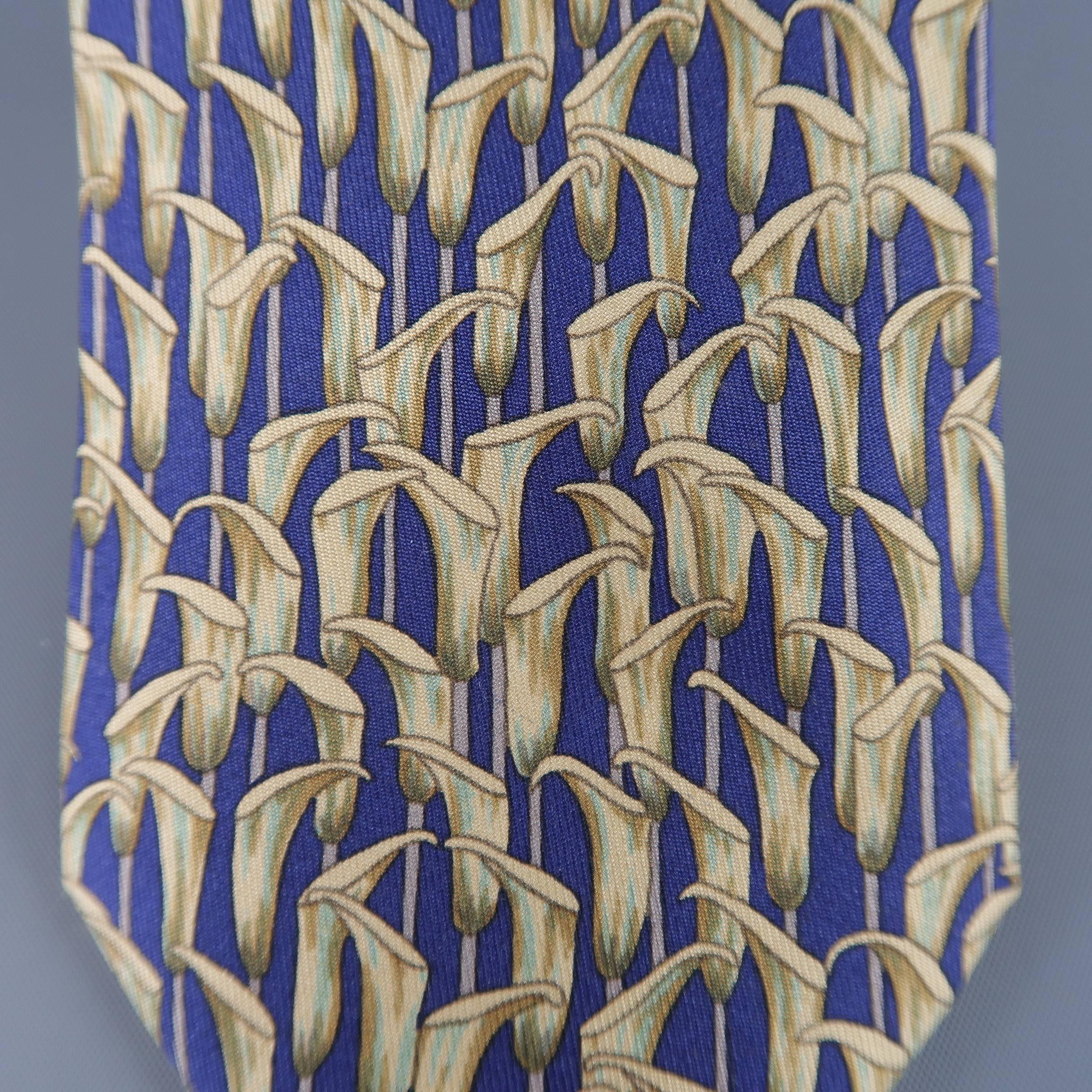 Vintage HERMES necktie comes in navy blue silk twill with all over beige calla lily print. Made in France.
 
Excellent Pre-Owned Condition.
 
Width: 3.25 in.
