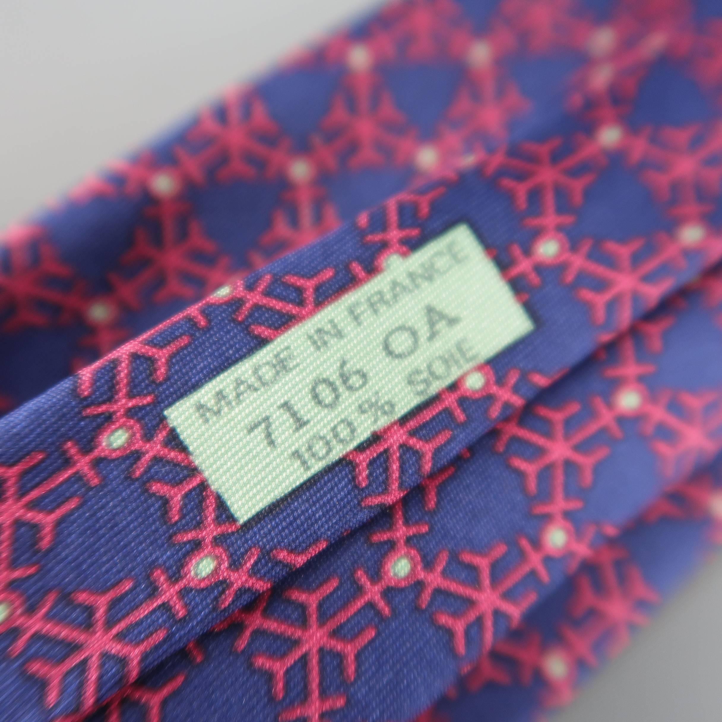 Men's HERMES Navy & Red Interlock Snowflake Print Silk Tie In Excellent Condition In San Francisco, CA