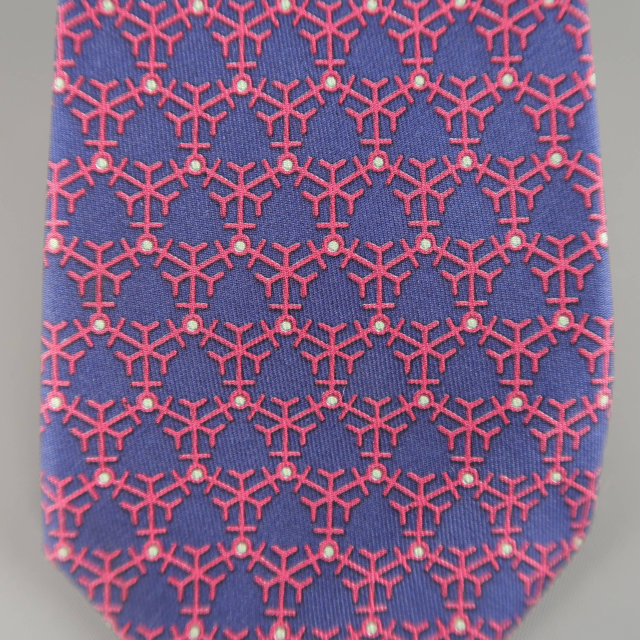 Vintage HERMES necktie comes in navy blue silk twill with all over red interlock snowflake print. Made in France.
 
Excellent Pre-Owned Condition.
 
Width: 3.25 in.
