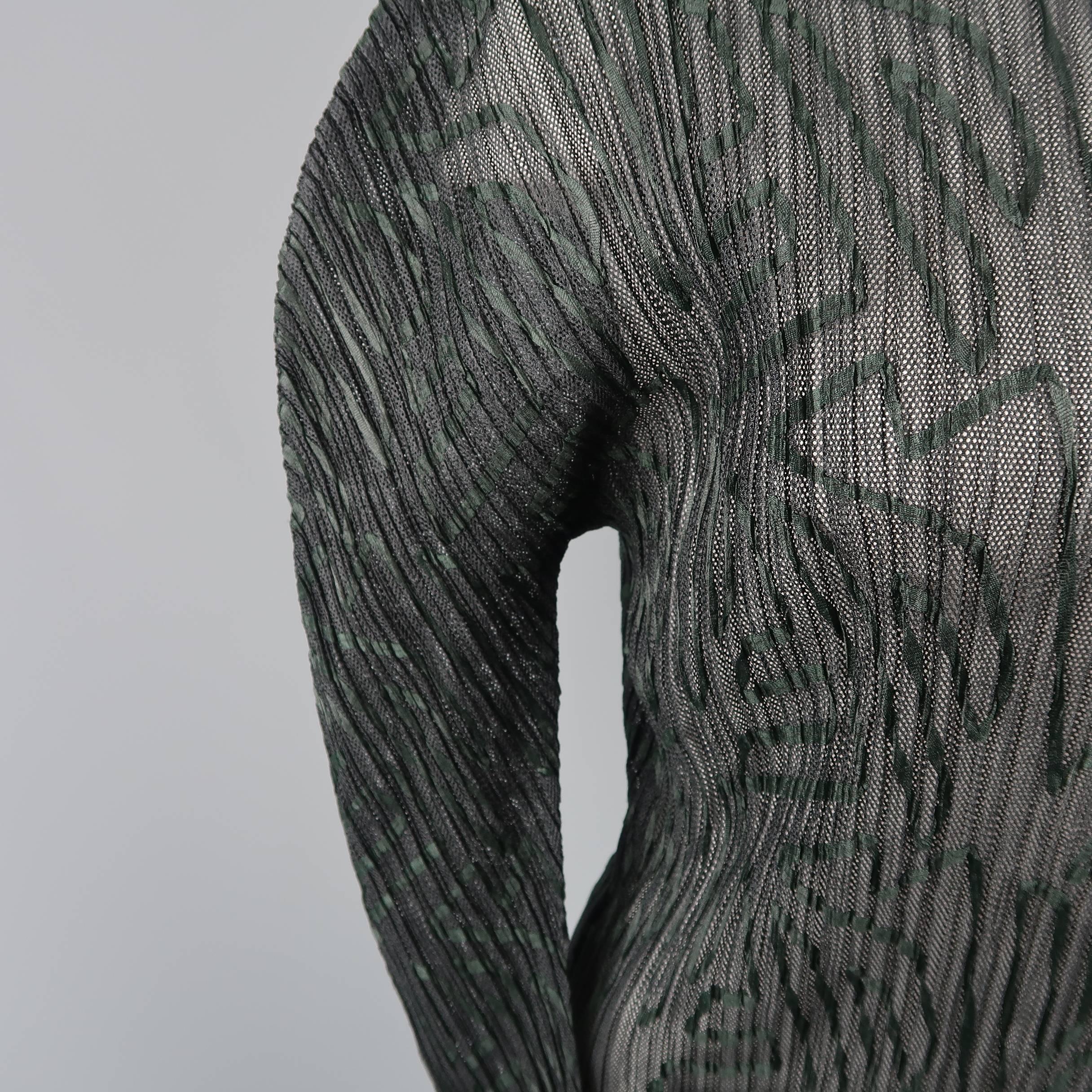 Issey Miyake Size M Black Pleated Green Ribbon Pattern Mesh Pullover In Excellent Condition In San Francisco, CA
