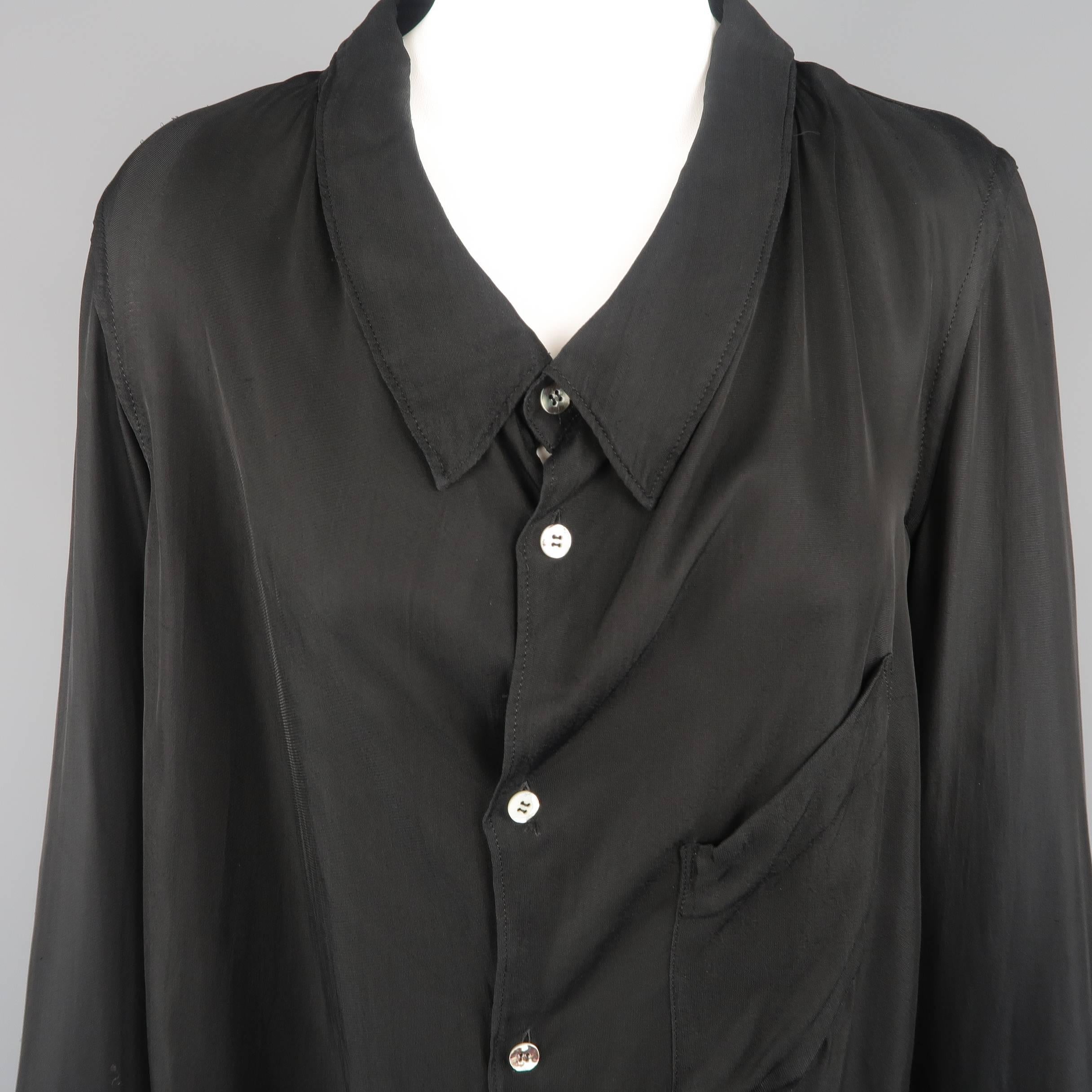 Vintage COMME des GARCONS blouse comes in black rayon sateen and features a V neck with collar, slanted pocket, and oversized silhouette. Wear throughout fabric and discolorations on sleeve cuff. As-is. Circa 1992. Made in Japan.
 
Fair Pre-Owned