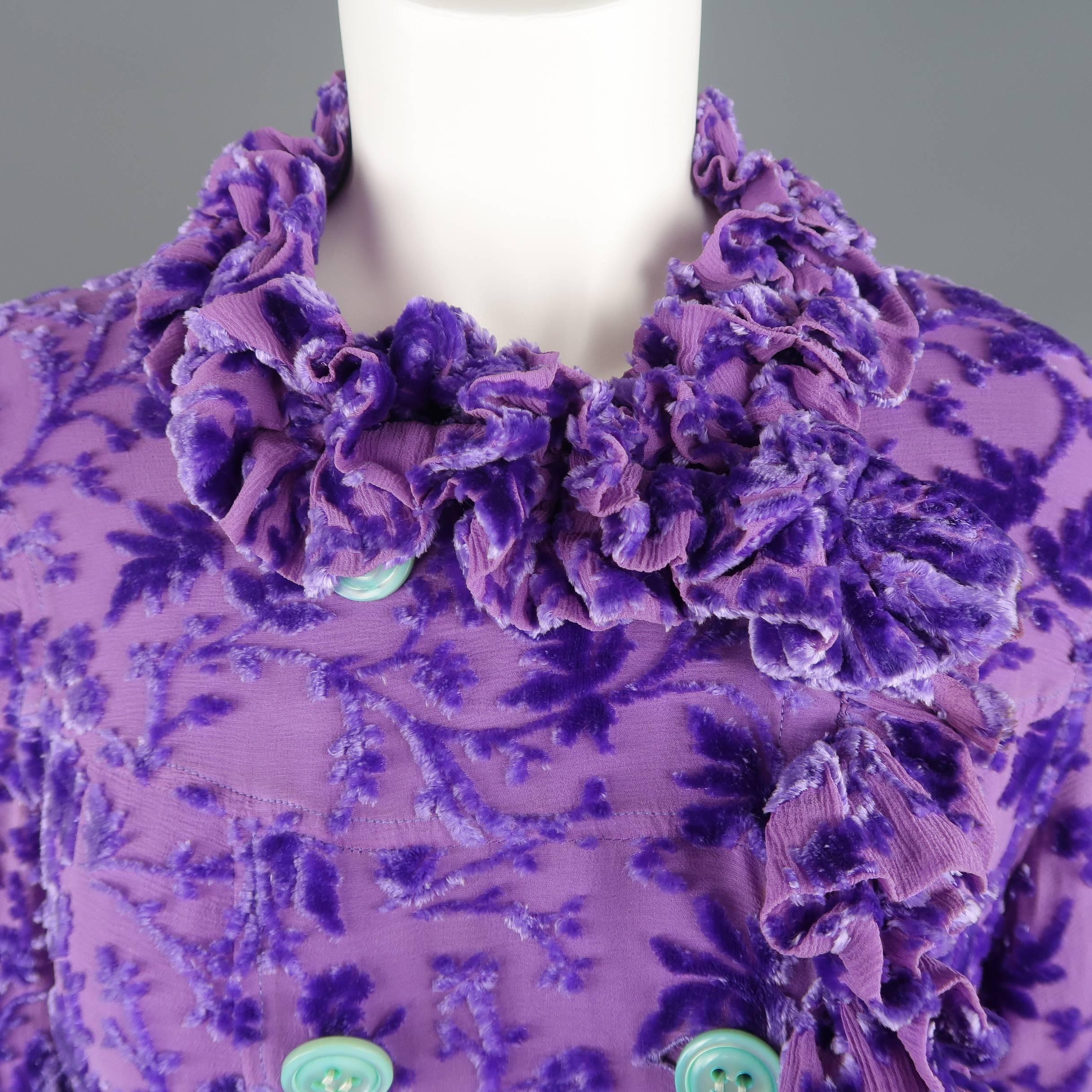 Vintage Voyage jacket comes in purple silk blend Damask print velvet burnout chiffon with a double breasted turquoise button front, patch pockets, silk satin liner, and ruffled collar and trim. Made in England.
 
Excellent Pre-Owned