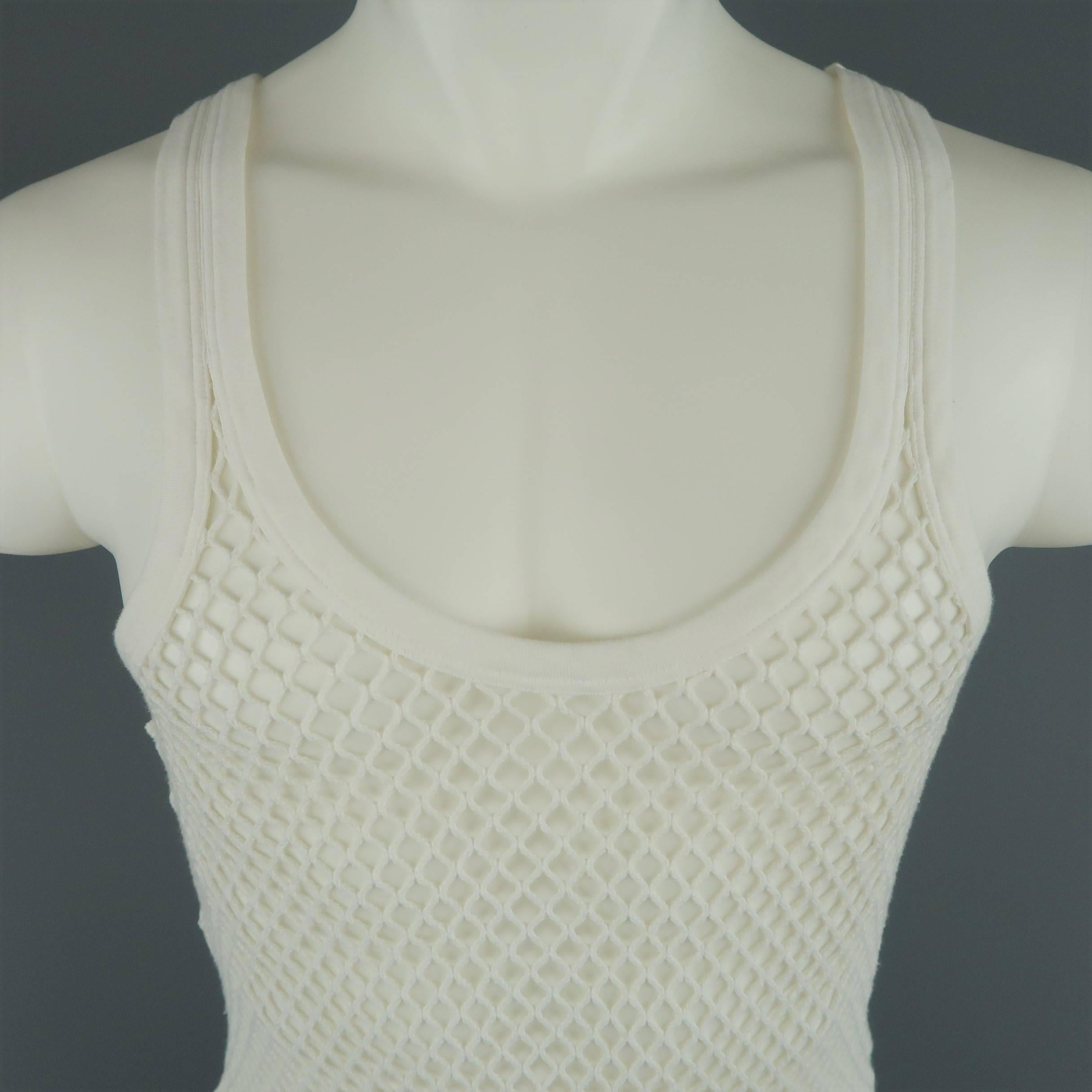 Burberry Prorsum fitted tank top comes in white cotton fishnet mesh knit with a scoop neck. Made in Italy.
 
Good Pre-Owned Condition.
Marked: L
 
Measurements:
    Shoulder: 13 in.
    Chest: 38 in.
    Length: 29 in.

