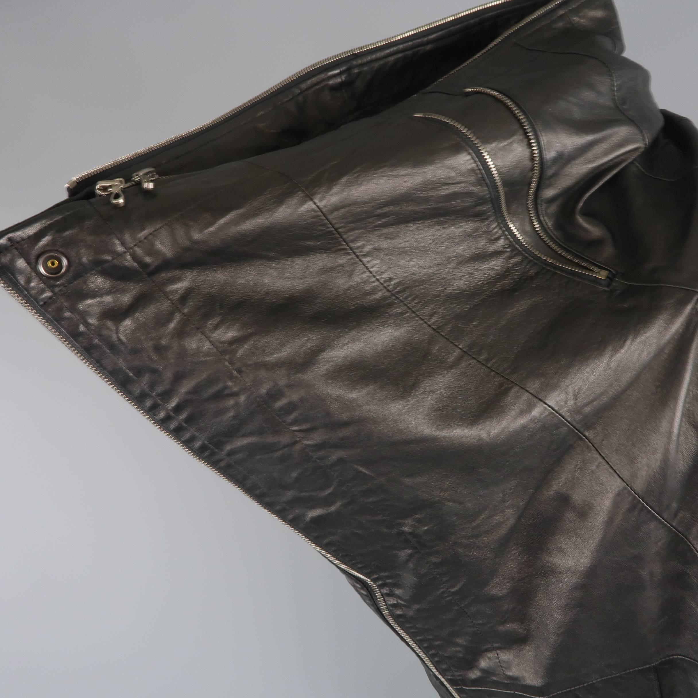 Ma_Julius Fall-Winter 2010  biker vest comes in soft lambskin leather with a double zip front and oversized draped collar with extra snaps and zip for convertible wear. Made in Japan.
 
Excellent Pre-Owned Condition.
Marked: JP 2
 
Measurements:
   