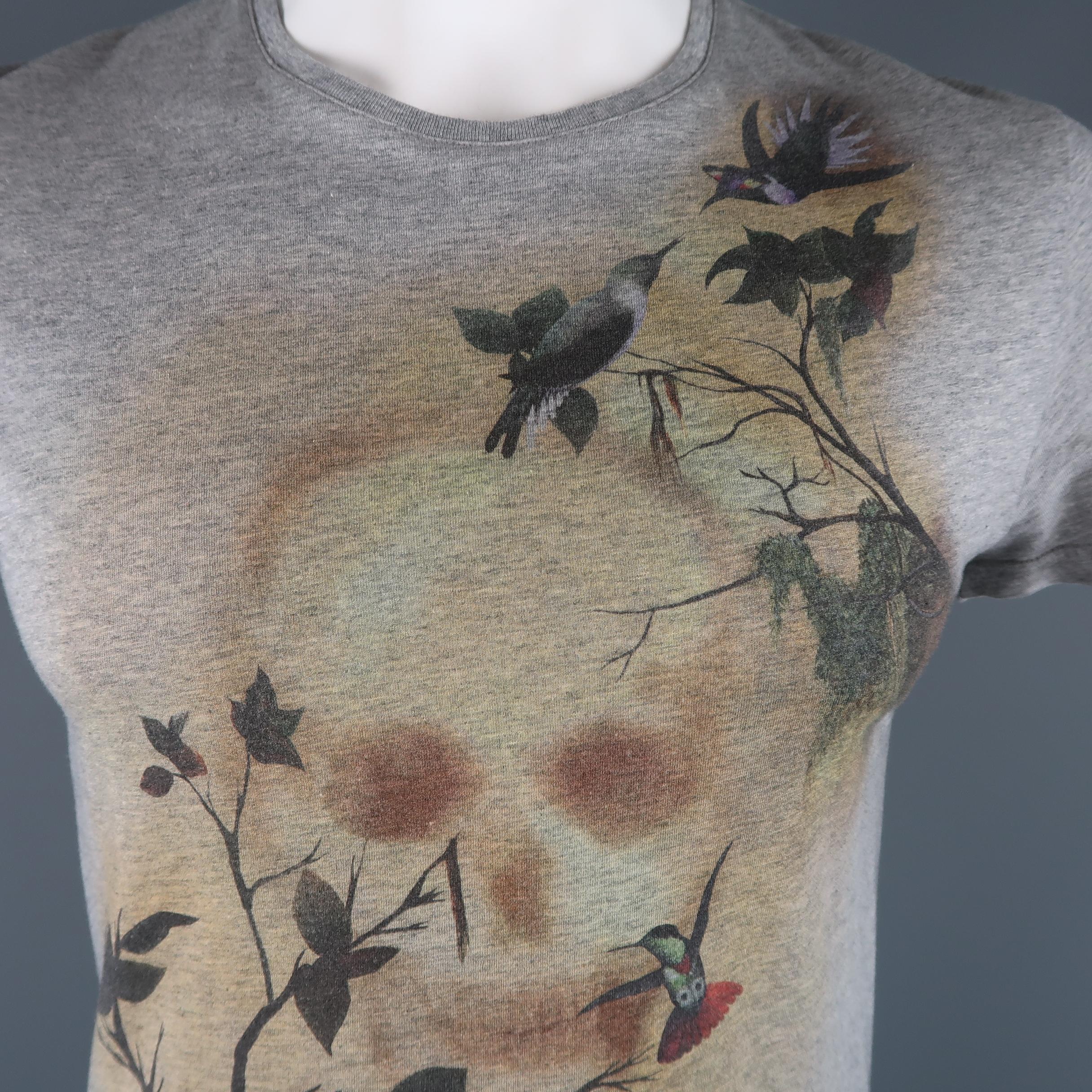 ALEXANDER MCQUEEN T-shirt comes in heather gray cotton jersey with a crewneck logo tabs, and birds and skull graphic print. Made in Italy.
 
Excellent Pre-Owned Condition.
Marked: (no size)
 
Measurements:
 
Shoulder: 18 in.
Chest: 42 in.
Sleeve: 8