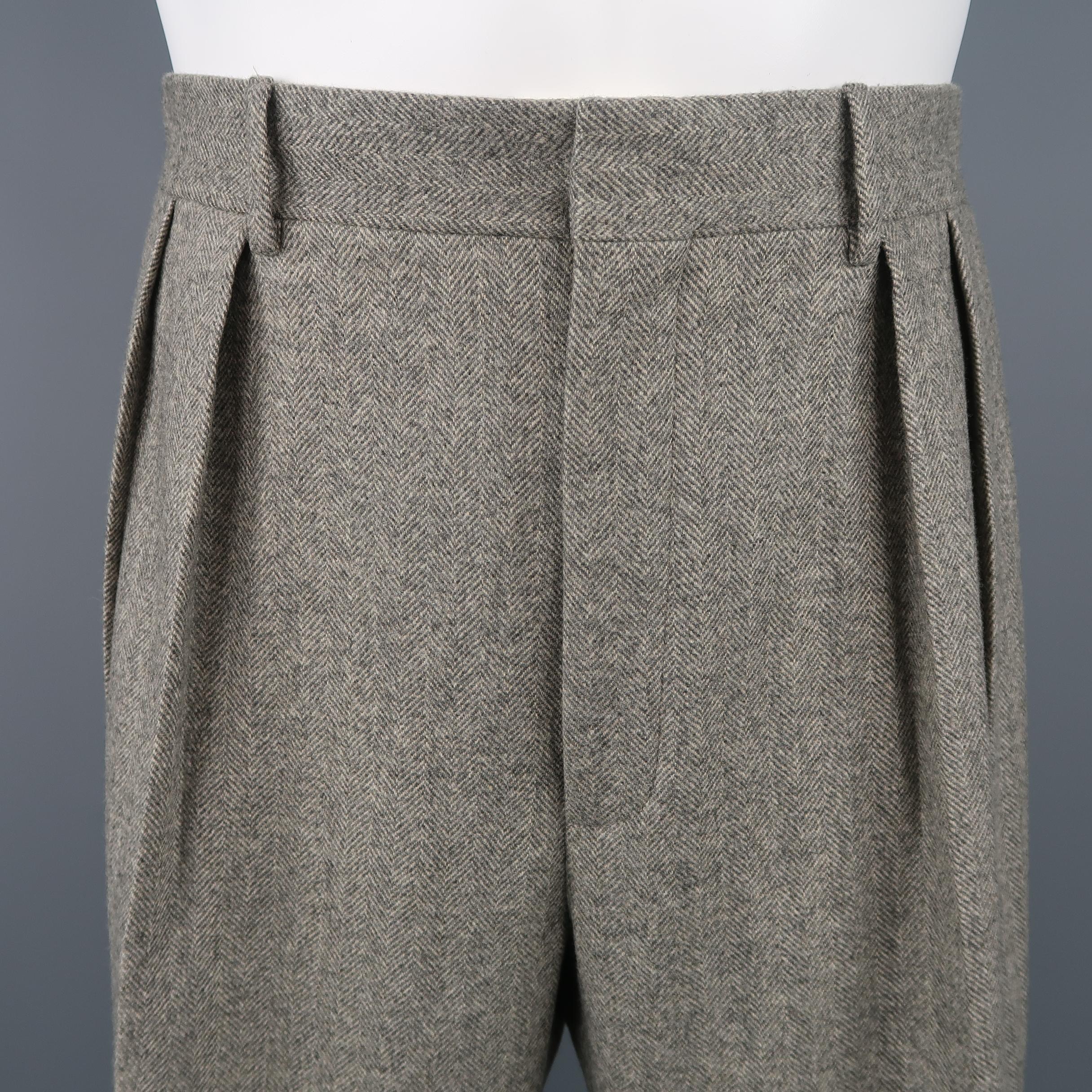 POLO RALPH LAUREN trousers come in gray herringbone wool with a pleated front, inner braces buttons, and cuffed hem. Made in Italy.
 
Good Pre-Owned Condition.
Marked: 34
 
Measurements:
 
Waist: 34 in.
Rise: 11.5 in.
Inseam: 31 in.