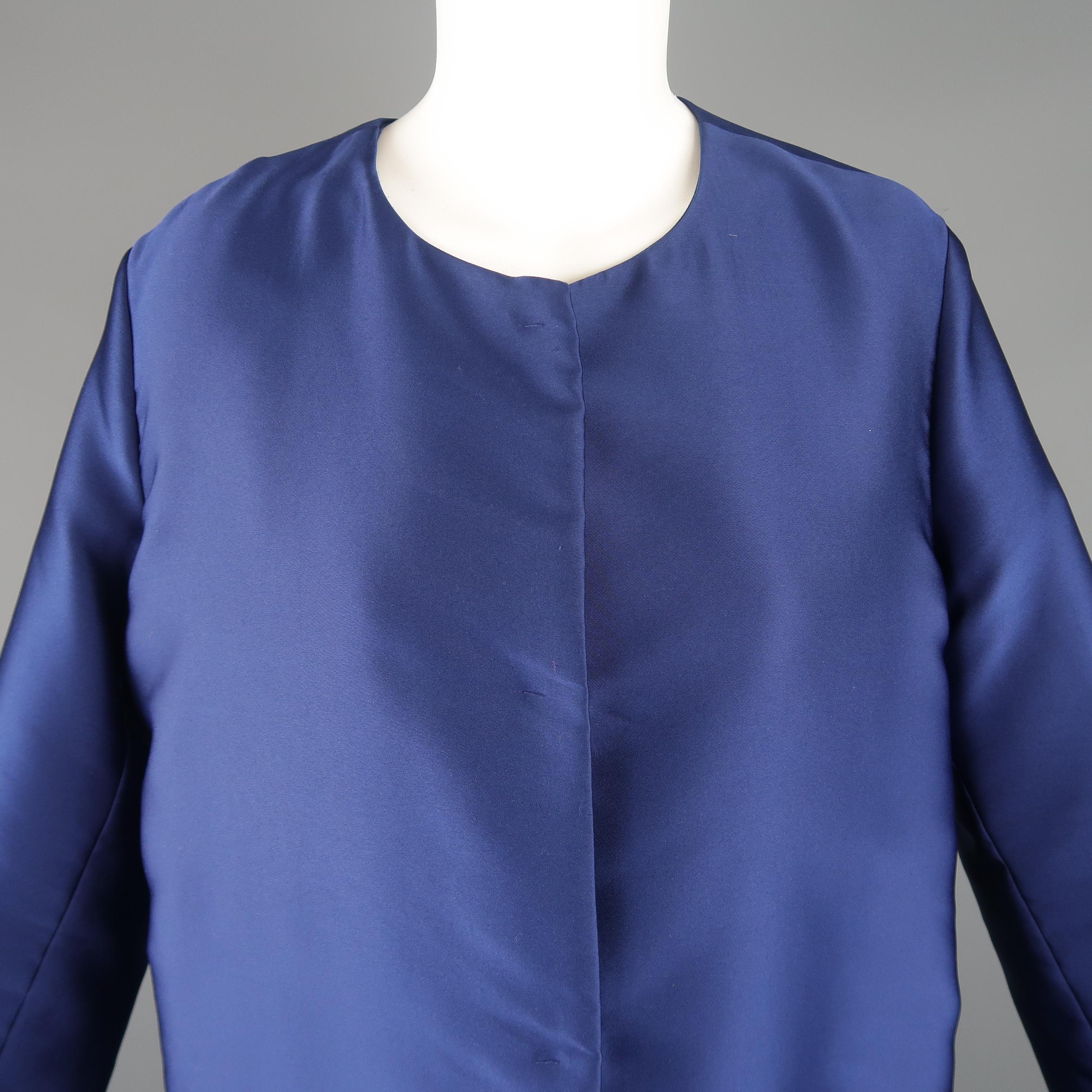 CAROLINA HERRERA evening coat comes in navy blue satin with a round neck, cropped sleeves, slit pockets, and hidden snap front closures. Minor wear. Made in Portugal.
 
Good Pre-Owned Condition.
Marked: 14
 
Measurements:
 
Shoulder: 15 in.
Bust: 50