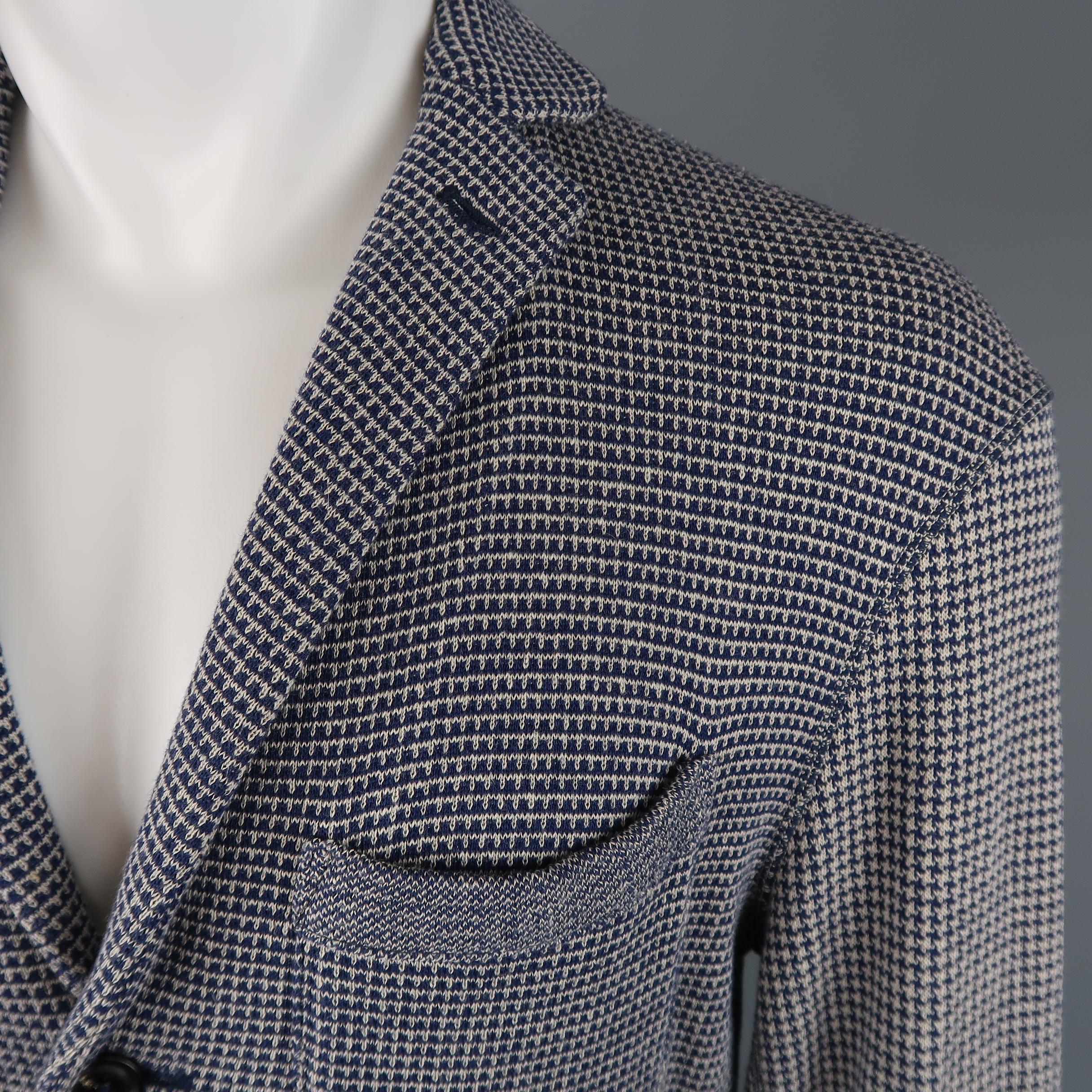 Single breasted 45RPM relaxed casual sport coat comes in a cotton linen blend knit with mixed houndstooth and windowpane prints, a notch lapel, three button front, and patch pockets. Made in Japan.
 
Excellent Pre-Owned Condition.
Marked: JP 5
