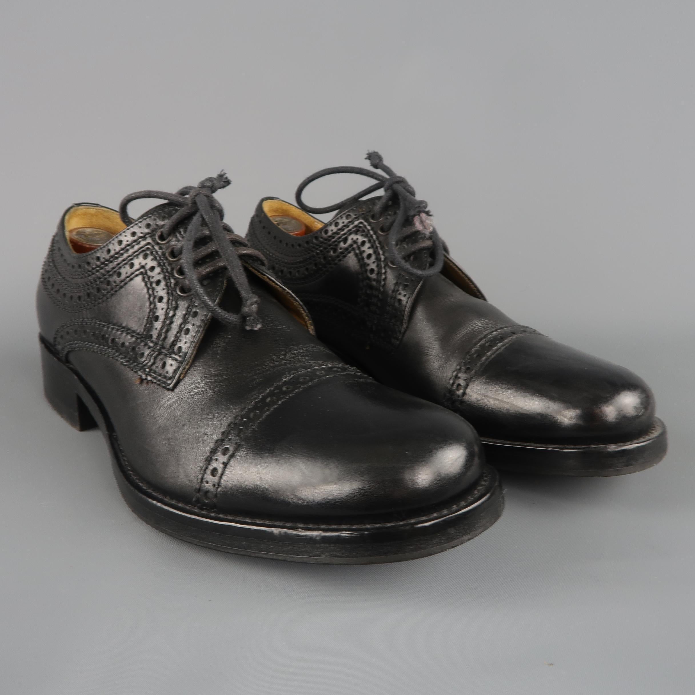 Stylish dress shoe by ALEXANDER MCQUEEN in black leather with perforated detailing.  Cap toe, wooden stack heel, 5 eyelet laces.  Made in Italy.
Excellent Pre Owned Condition.
Marked As: 2 7370 Size IT 41
Fits Like: US 8