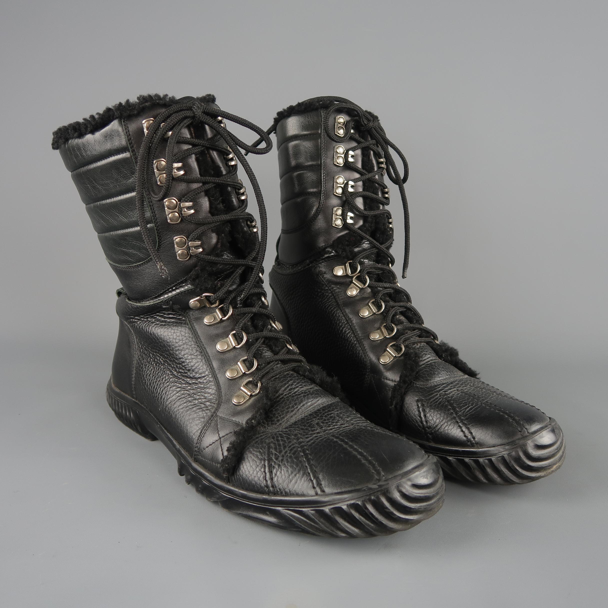 Gucci duck boots come in black textured leather with shearling fur liner, silver tone ski hook lace up front, and rubber sole. Made in Italy.
 
Excellent Pre-Owned Condition.
Marked:UK 10 G
 
Measurements:
 
Length: 8.5 in.