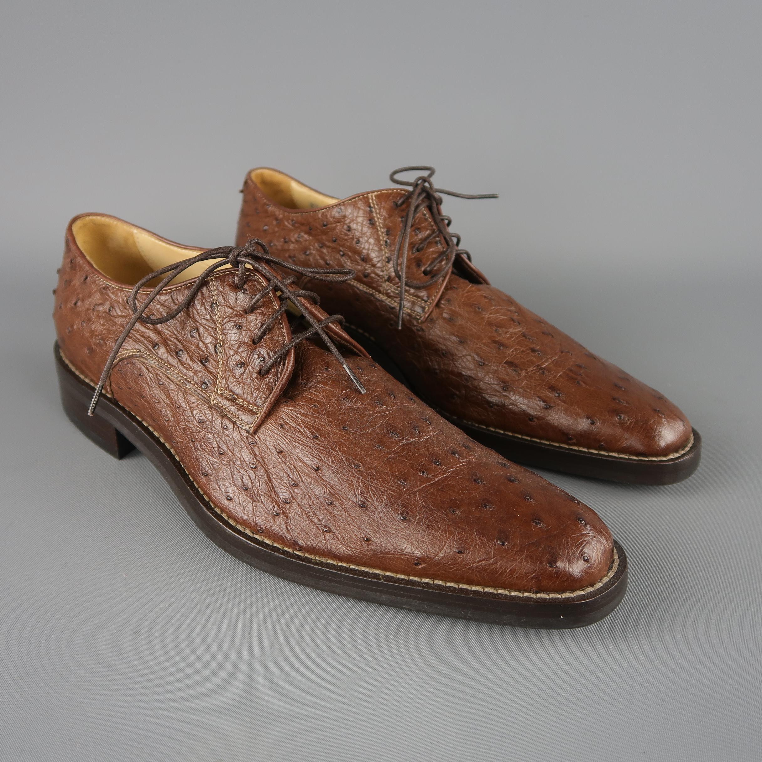 Die Cole Haan Collection'S Schuhe sind aus hellbraunem Straußenleder gefertigt und haben eine spitz zulaufende Spitze, Kontrastnähte und eine Sohle mit Absatz. Hergestellt in Italien.  
 
Ausgezeichneter Pre-Owned Zustand.
Markiert: IT 42