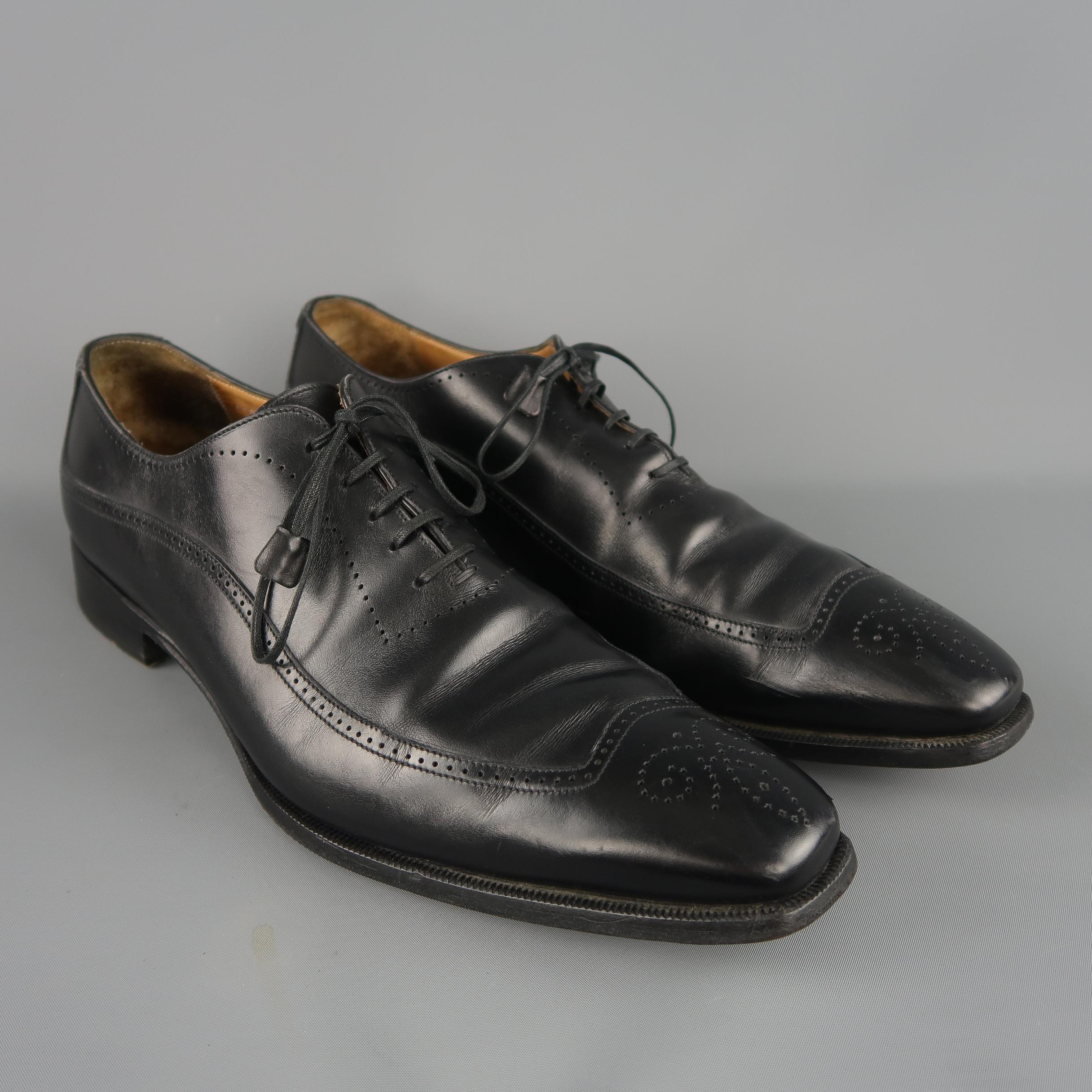 Franceschetti dress shoes come in smooth leather with perforated brogue details and medallion toe. Handmade in Italy.
 
Good Pre-Owned Condition.
Marked: IT 45