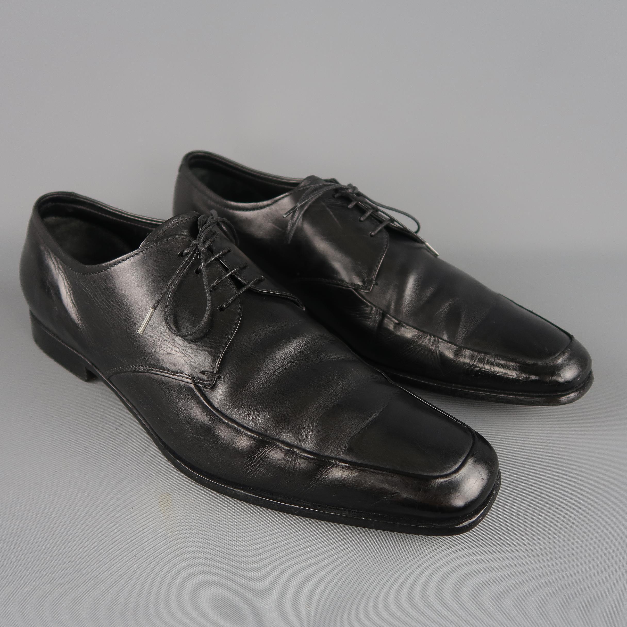 Prada dress shoes come in smooth black leather with a tapered pointed apron toe. Made in Italy.
Good Pre-Owned Condition.
Marked: UK 9.5