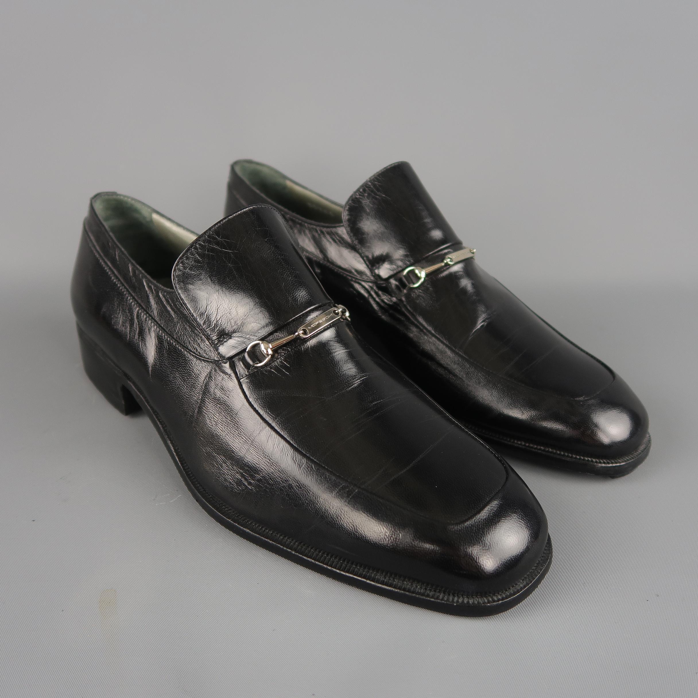 MORESCHI loafers come in high shine polished leather with a tapered square apron toe and silver tone hardware detail. Made in Italy.
 
New without Tags.
Marked: 7