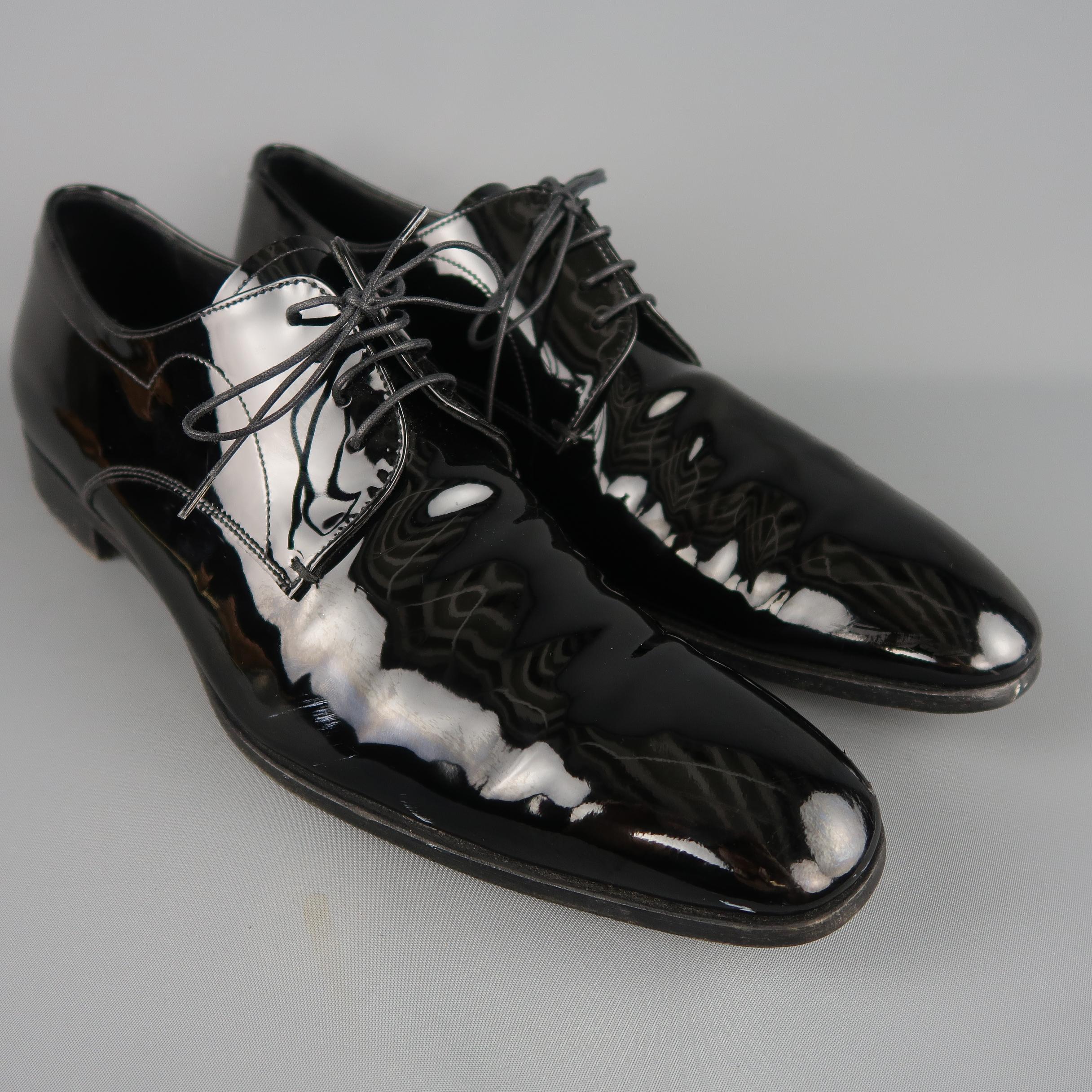 PRADA dress shoes come in high shine patent leather with a tapered toe and lace up front. Scuffs and wear throughout. Made in Italy.
 
Fair Pre-Owned Condition.
Marked: UK 11