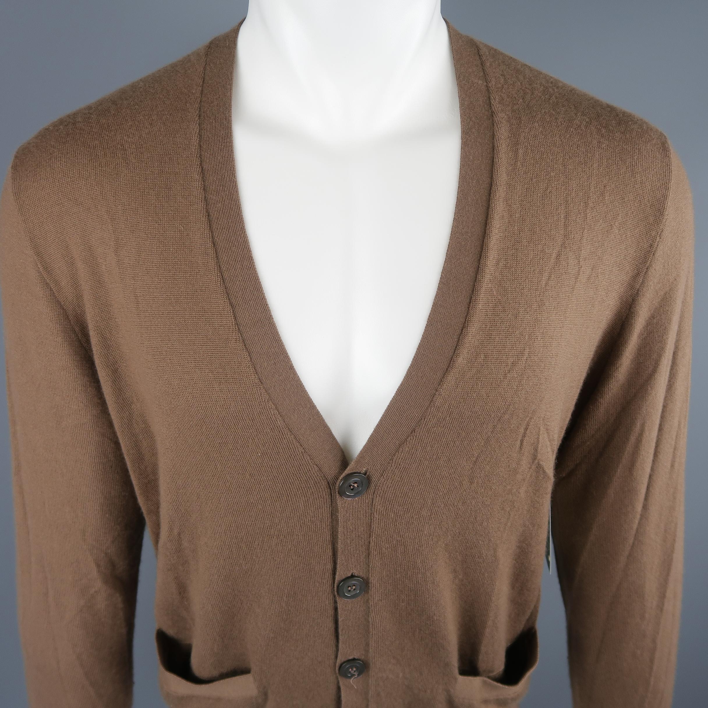 Ralph Lauren Purple Label cardigan come in 100% Cashmere in a solid brown tone knit, with a V-neck button down, frontal pockets  and ribbed cuff and waistband. Made in Italy.
 
Excellent Pre-Owned Condition.
Marked: M
 
Measurements:
 
Shoulder: 17