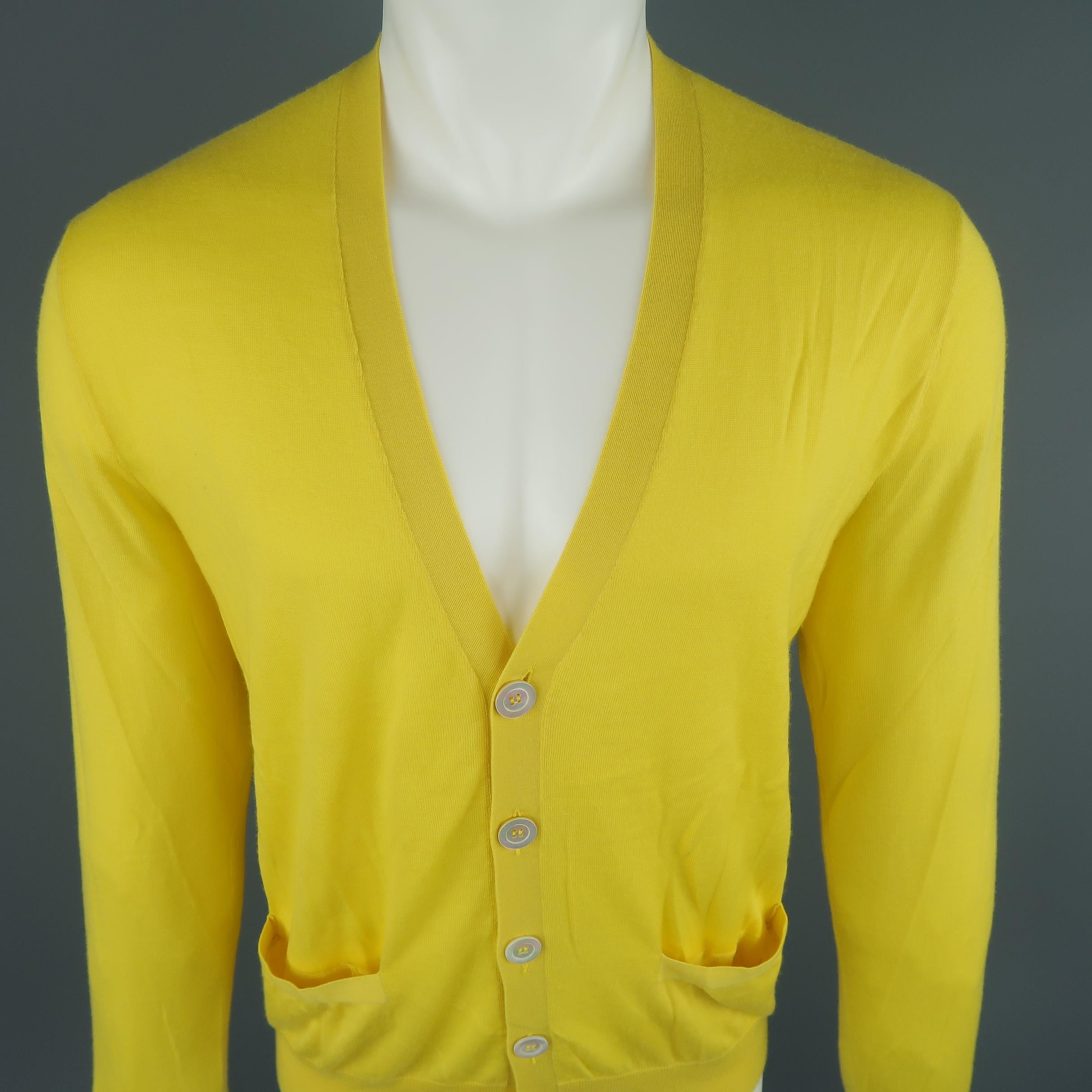 Ralph Lauren Purple Label  Size M cardigan come in 100% Cashmere in a solid yellow tone knit, with a V-neck button down, frontal pockets  and ribbed cuff and waistband. Made in Italy.
 
Good Pre-Owned Condition.
Marked: M
 
Measurements:
 
Shoulder: