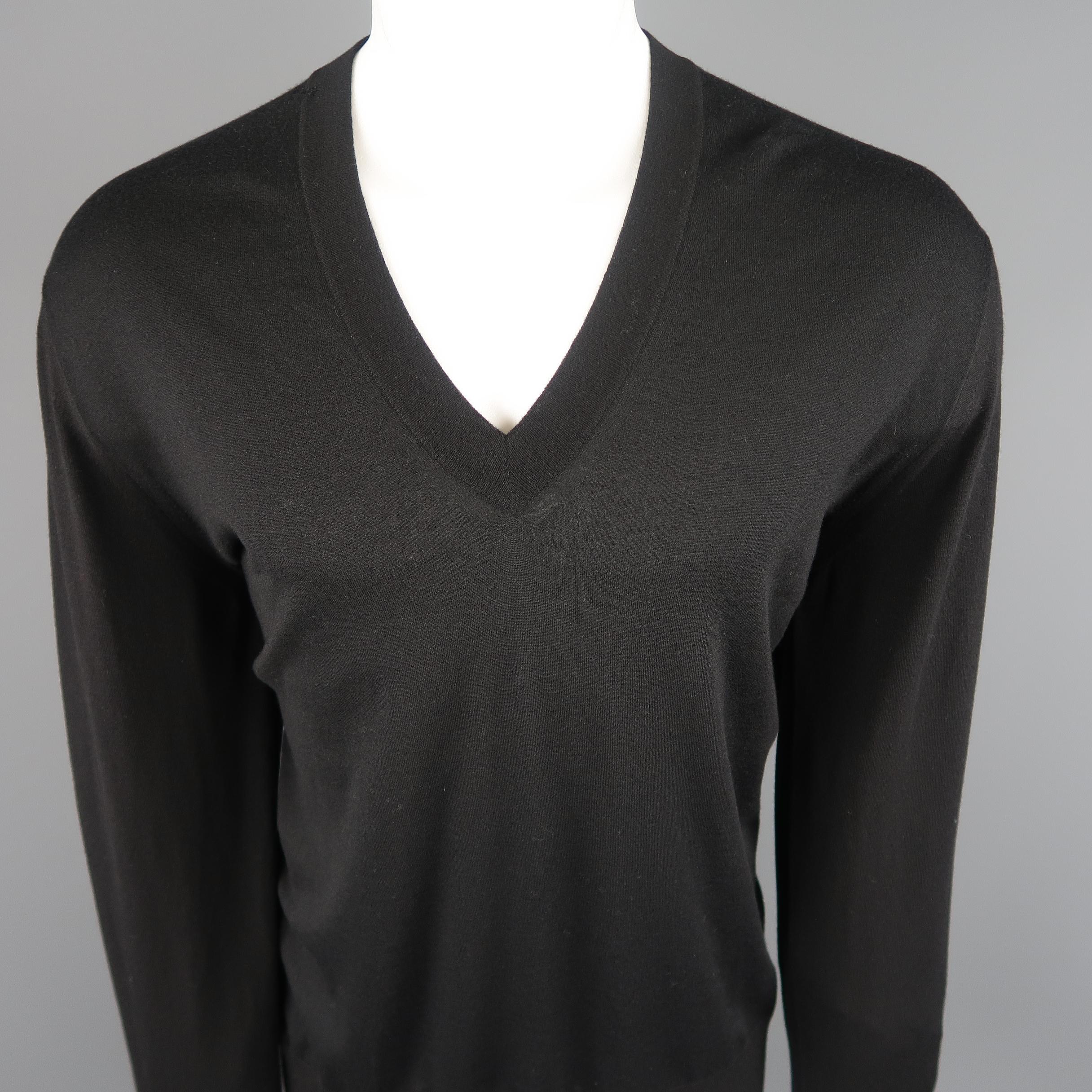 Dolce & Gabbana Size XL pullover come in Cashmere in a black tone knit, with a V-neck, and ribbed cuff and waistband. Made in Italy.
 
FAIR  Pre-Owned Condition.
Marked: XL
 
Measurements:
 
Shoulder: 20 in.
Chest: 23.5 in.
Sleeve: 29.5 in.
Length: