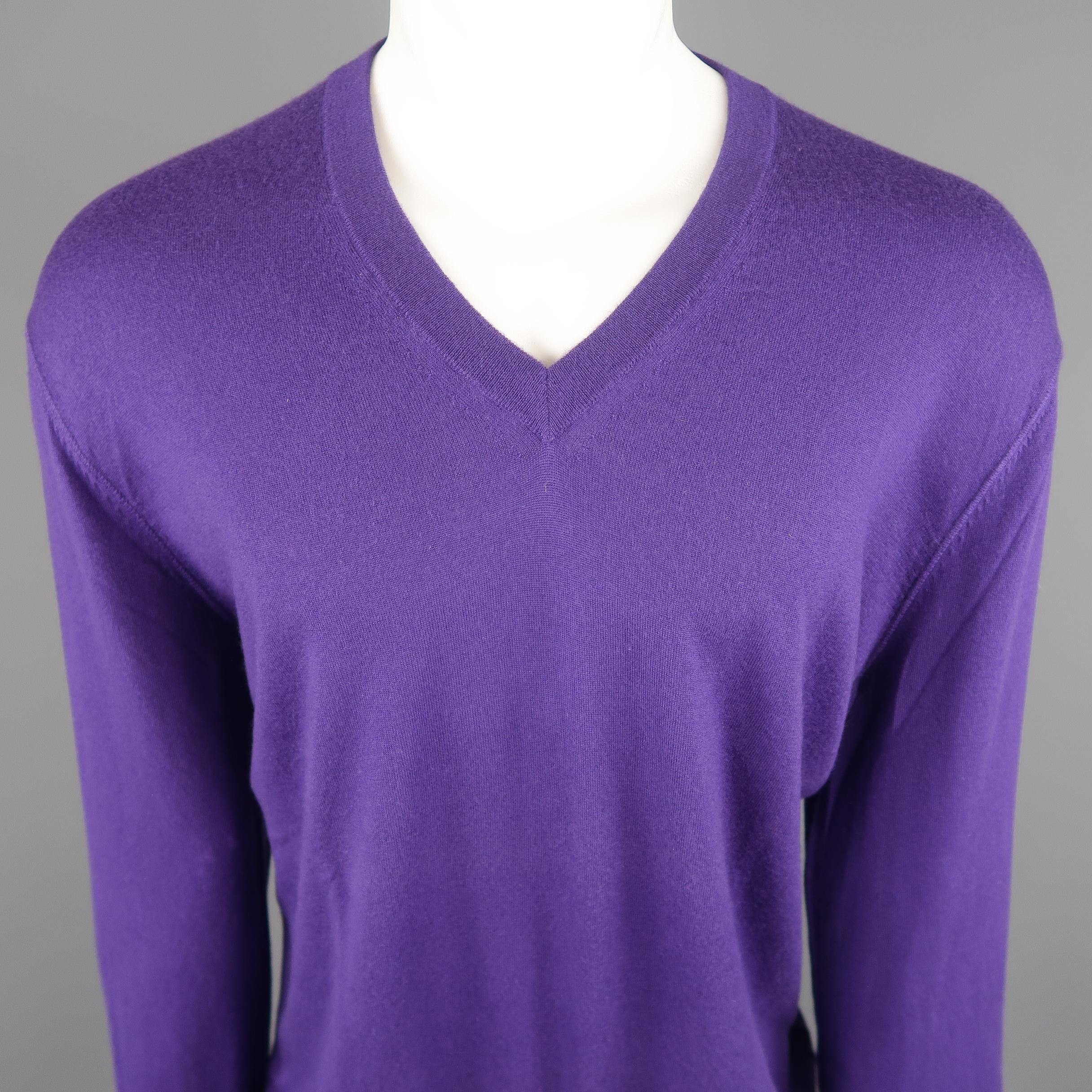 Stephen Kempson Size XXL pullover come in Cashmere in a purple tone knit, with a V-neck, and ribbed cuff and waistband. Made in England.
 
Good Pre-Owned Condition.
Marked: XXL
 
Measurements:
 
Shoulder: 21 in.
Chest: 24.5 in.
Sleeve: 30