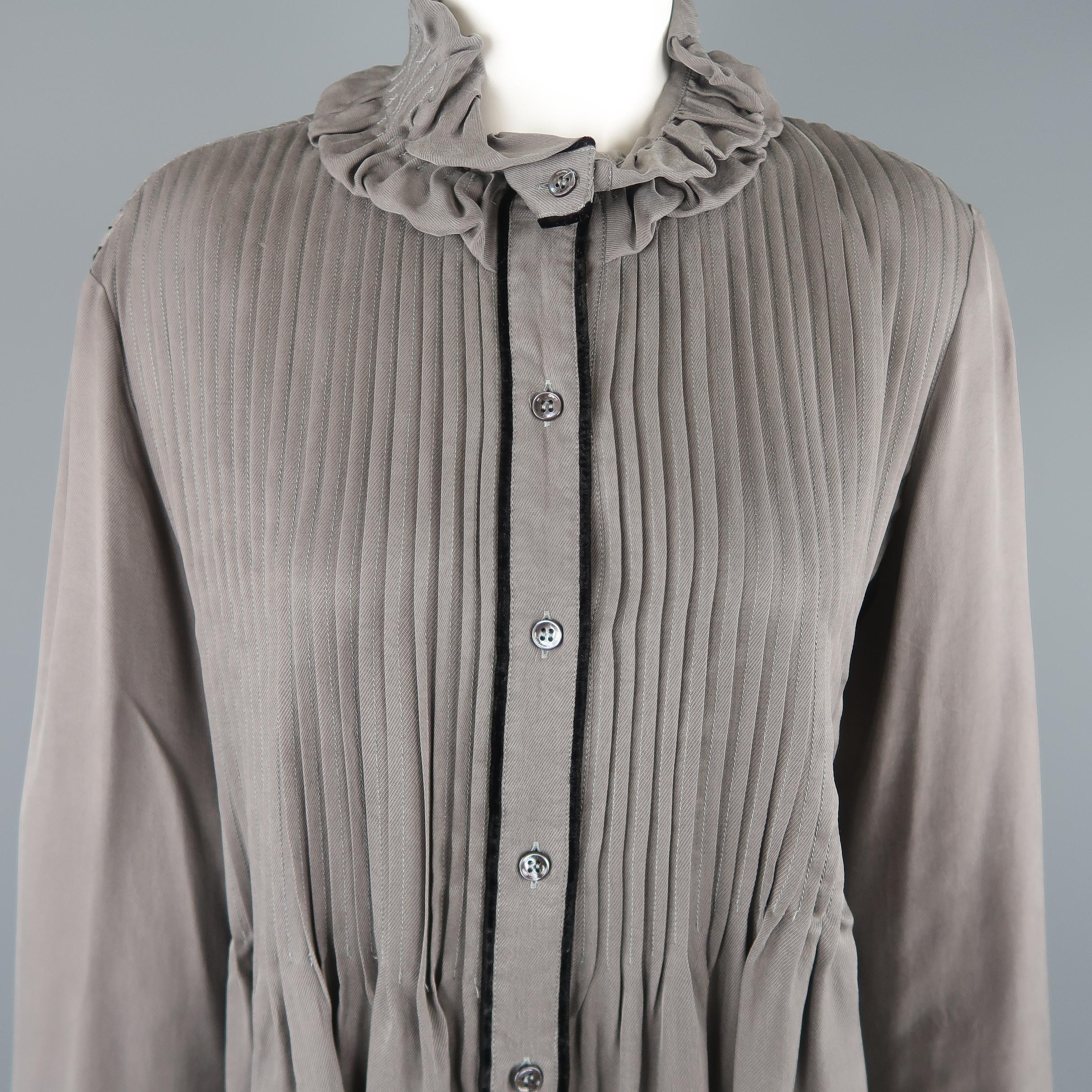 Oversized Etro blouse comes in gray twill with a gathered collar, velvet piping, and half pleated drop waist ruffle silhouette. Care tag removed. As-is. Made in Italy.
 
Good Pre-Owned Condition.
Marked: IT 42
 
Measurements:
 
Shoulder: 16
