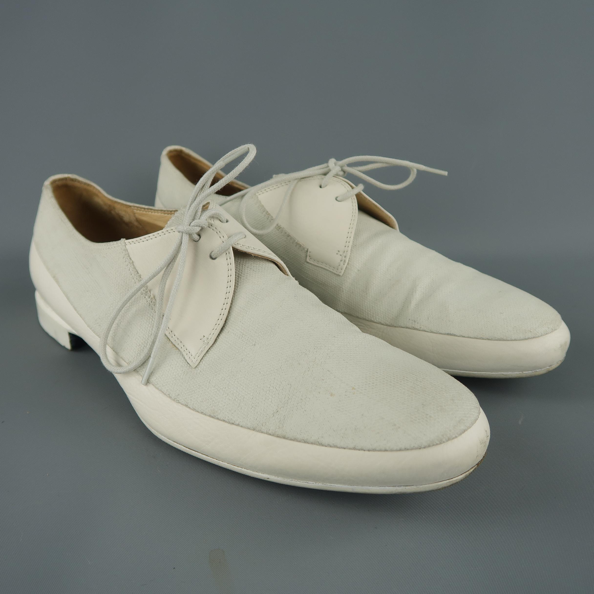 DRIES VAN NOTEN semi formal dress shoes come in white leather with a canvas apron toe upper, leather lace up panel, and monochromatic white heeled sole. Wear consistent with age. As-is. Made in Italy.
 
Good Pre-Owned Condition.
Marked: IT 43