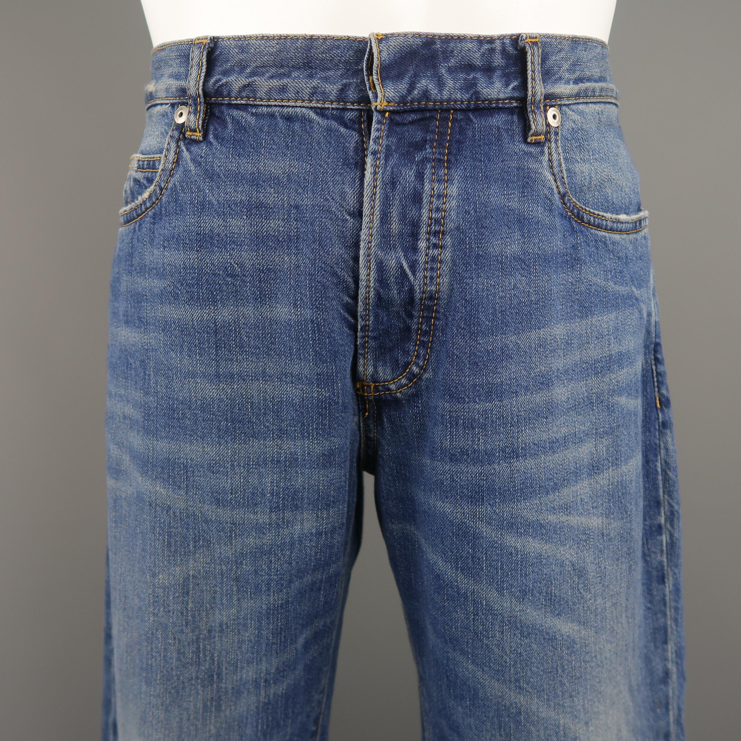 MAISON MARTIN MARGIELA slim fit jeans come in medium washed denim with distressed details, hidden placket button fly, and signature stitch detail at back. Made in Italy.
 
Excellent Pre-Owned Condition.
Marked: 32
 
Measurements:
 
Waist: 34