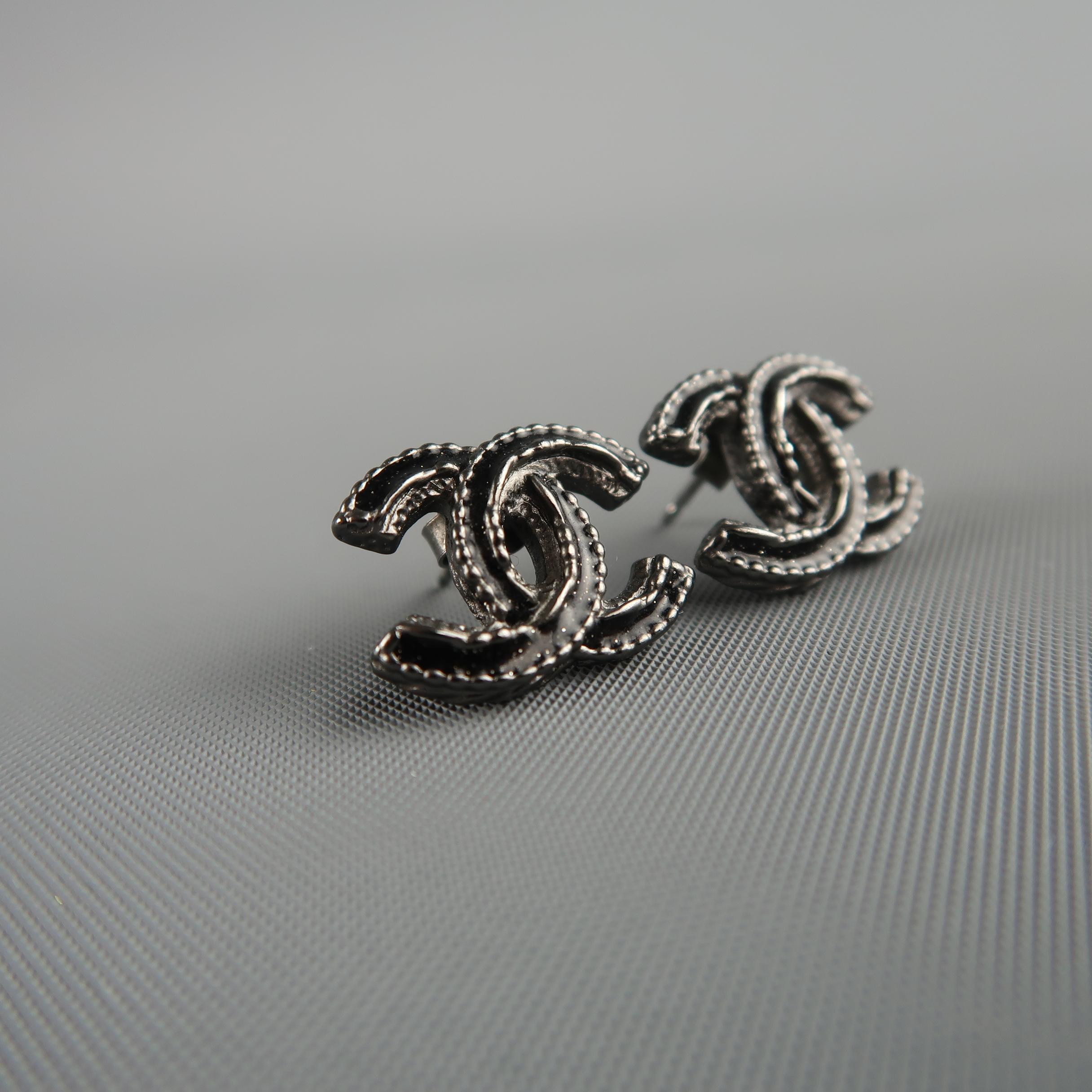 CHANEL Fall / Winter 2012 earrings come in gunmetal with black glitter enamel CC logos and post backs. With dust bag. Made in France.
 
Excellent Pre-Owned Condition.
Marked: AW12
 
1.75 x 1.5 cm.