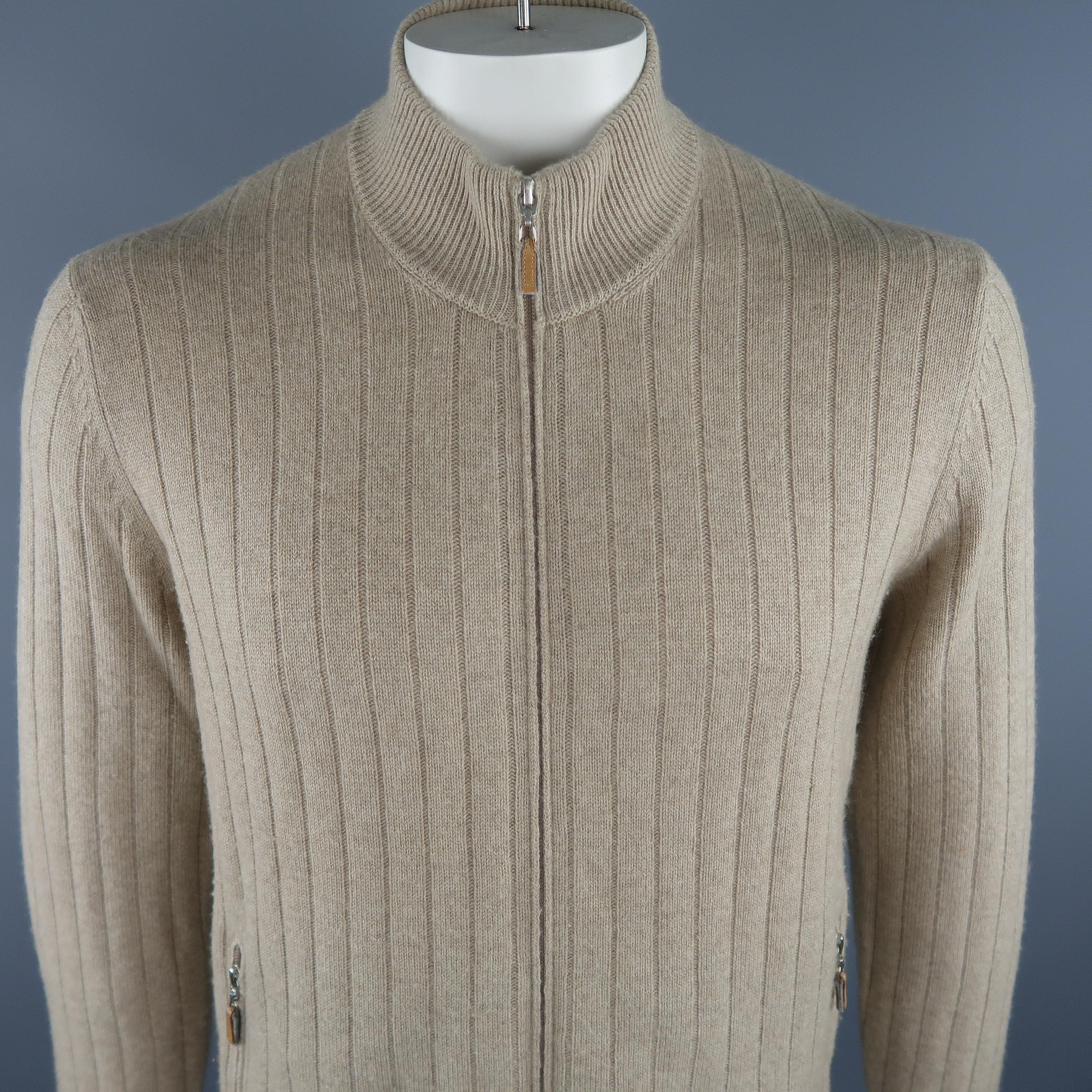 BRUNELLO CUCINELLI cardigan come in khaki tone in knitted cashmere material, with zip up front, front zip pockets, ribbed cuffs and waistband. Made in Italy.
 
Excellent Pre-Owned Condition.
Marked: 52 IT
 
Measurements:
 
Shoulder: 17.5 in.
Chest: