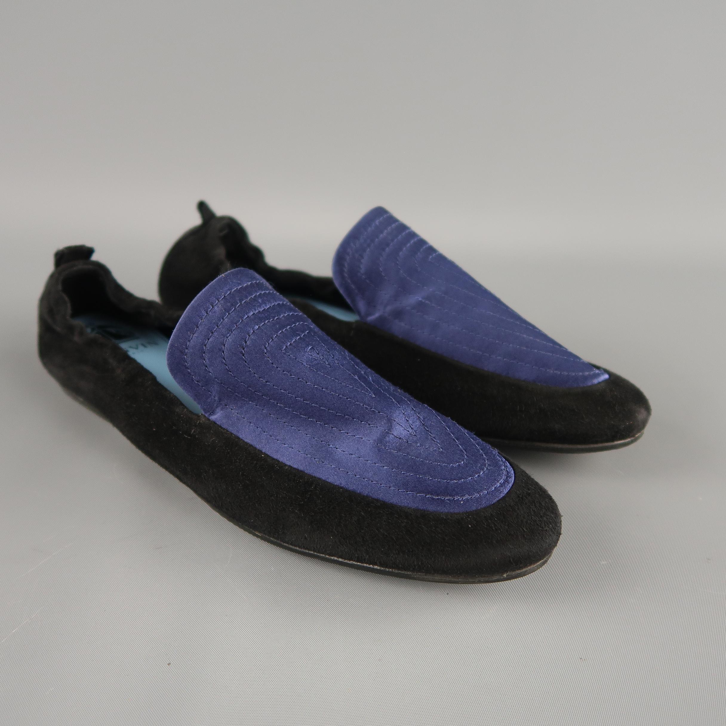 LANVIN loafer slipper style flats come in black suede with a navy blue quilted silk tongue panel and elasticized back. Made in Portugal.
 
Excellent Pre-Owned Condition.
Marked: (resoled. no size)