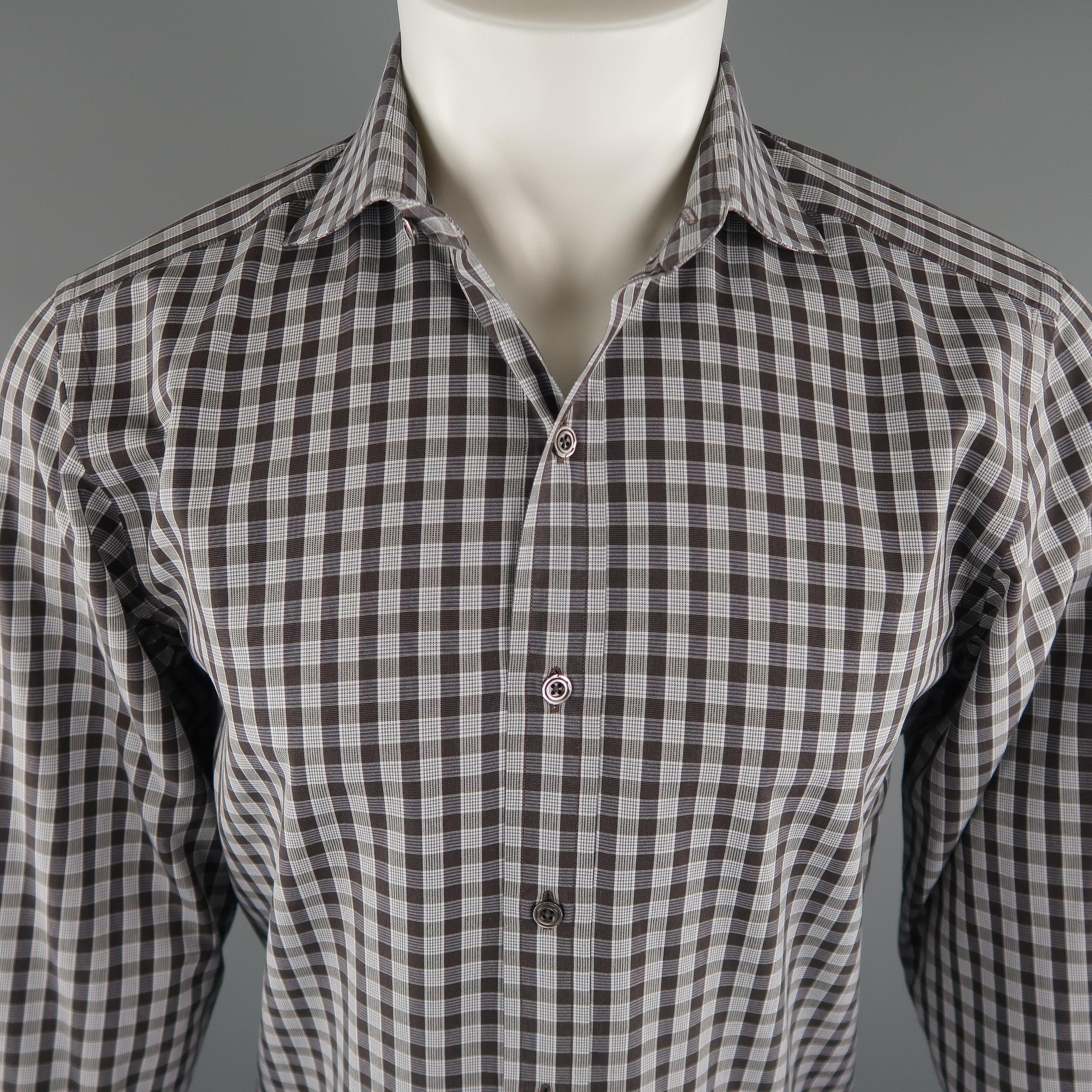 TOM FORD shirt come in white and brown tones, in a plaid cotton, button up, spread collar and long sleeves. Made in Switzerland.
 
Excellent Pre-Owned Condition.
Marked: 40 IT
 
Measurements:
 
Shoulder: 16 in.
Chest: 42 in.
Sleeve: 26 in.
Length: