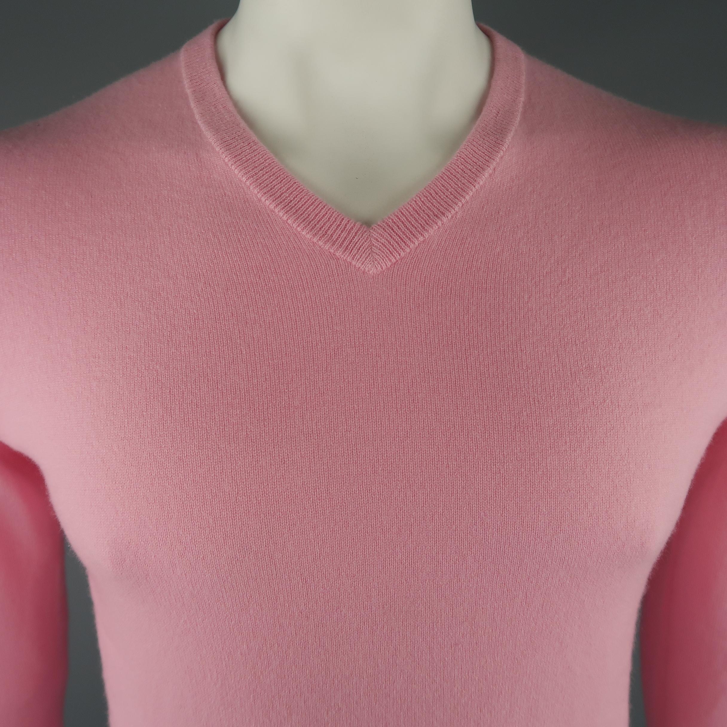 RALPH LAUREN sweater come in pink  tone in knitted cashmere, with a V-neck, ribbed cuffs and waistband.
 
Excellent Pre-Owned Condition.
Marked: M
 
Measurements:
 
Shoulder: 16.5 in.
Chest: 41 in.
Sleeve: 27.5 in.
Length: 25 in.