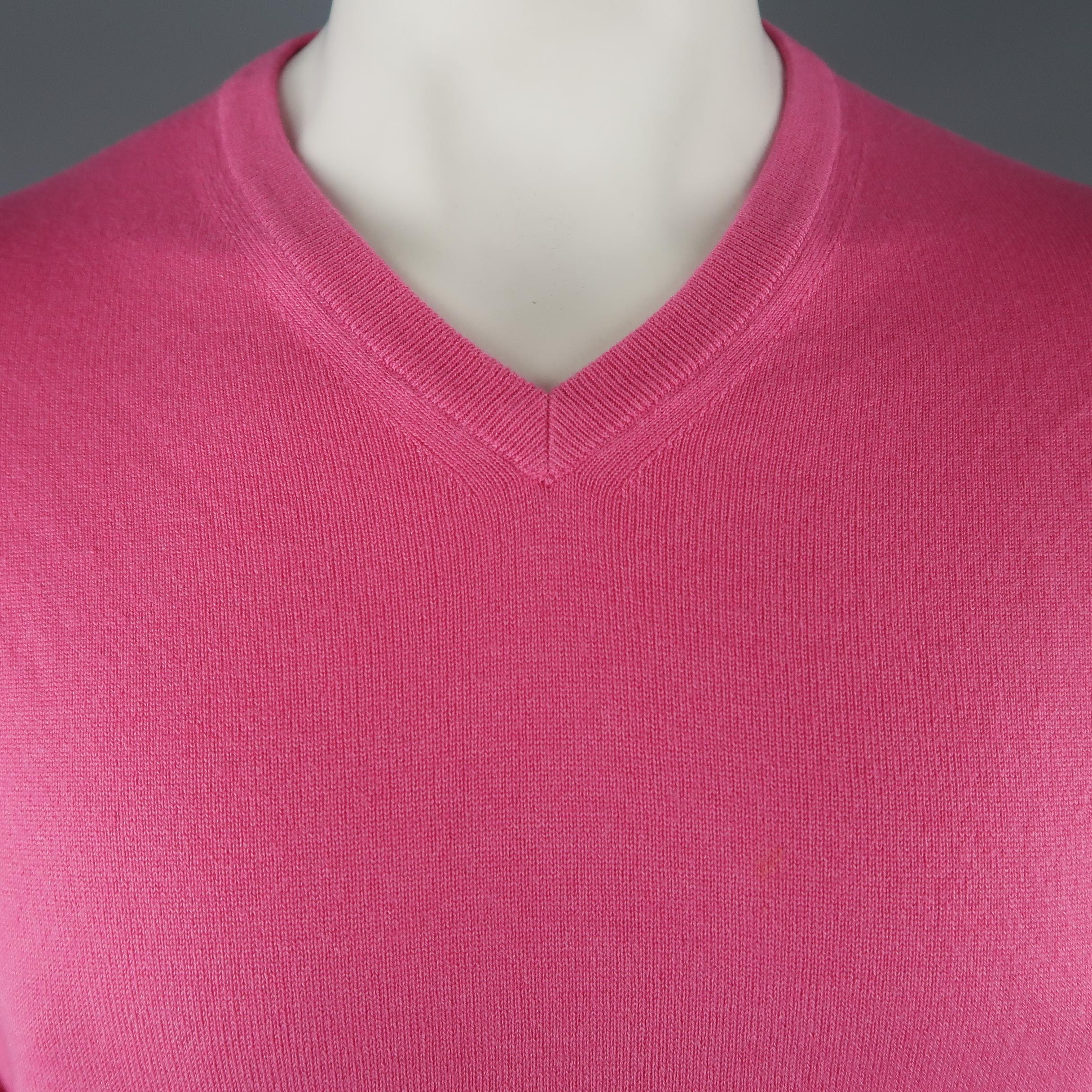 FACONNABLE pullover sweater come in a pink tone in solid silk / cashmere material, with a V-neck, ribbed cuffs and waistband. Presenting a sun damage on the front. Made in Italy.
 
Good Pre-Owned Condition.
Marked: M
 
Measurements:
 
Shoulder: 16.5