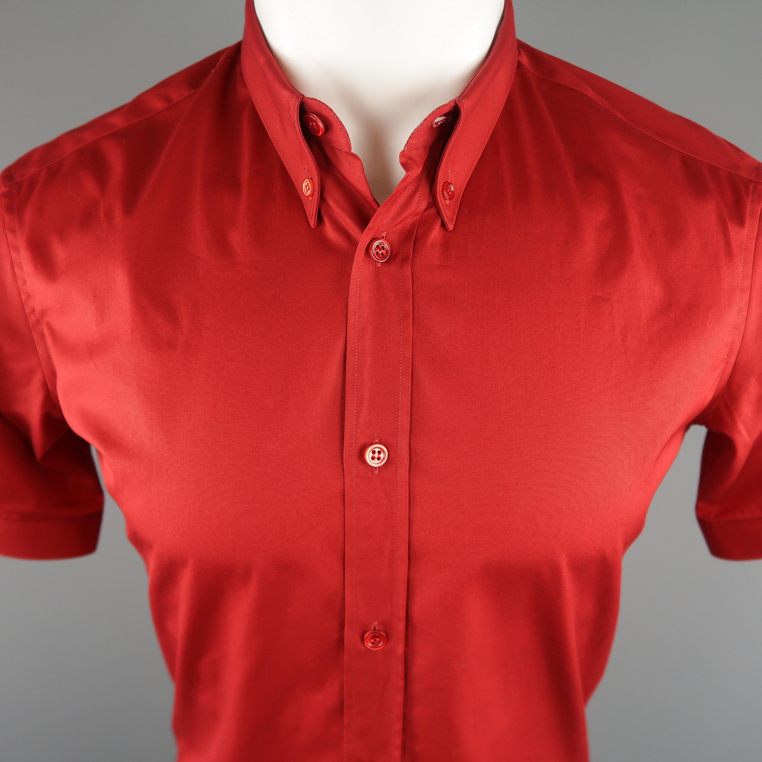 ALEXANDER MCQUEEN shirt comes in a red solid cotton, button down and buttoned detail on the sleeves. Made in Italy.
 
Excellent Pre-Owned Condition.
Marked: 46 IT
 
Measurements:
 
Shoulder: 16 in.
Chest: 40 in.
Sleeve: 8.5 in.
Length: 29 in.