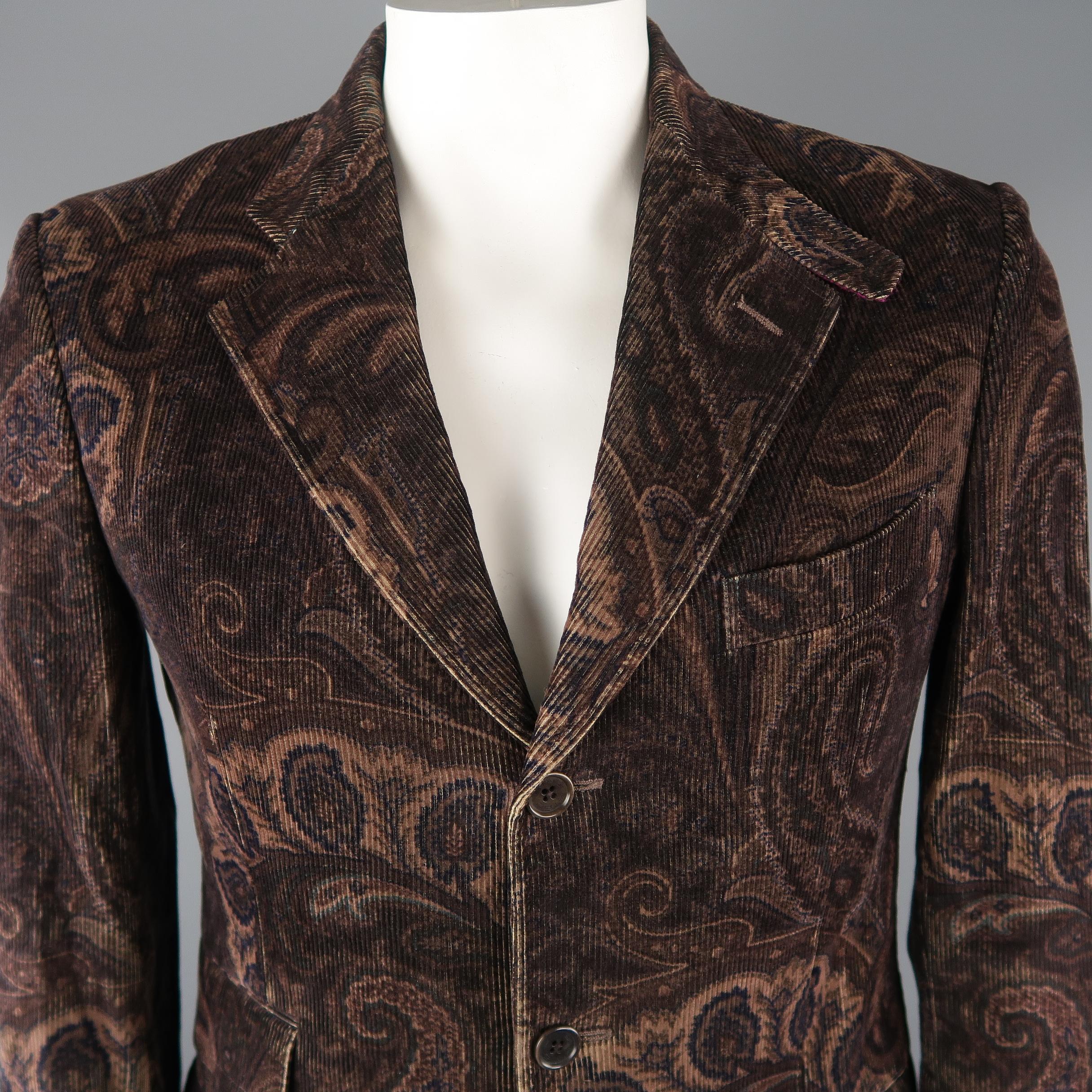 ETRO sport coat come in brown tones in paisley corduroy, with notch lapel, slit pockets, single breasted and three button closure. Presenting a light white mark on the back left side. Made in Italy.
 
Excellent Pre-Owned Condition.
Marked: 50 IT
