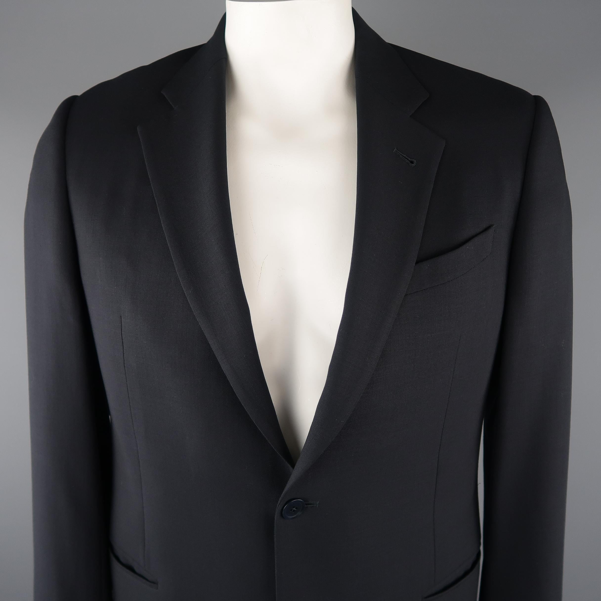 ARMANI COLLEZIONI classic sport coat come in navy tone in solid wool material, with a notch lapel, slit pockets, double vent on the back hem, two button closure, single breasted. Made in Italy.
 
Excellent Pre-Owned Condition.
Marked: 42 R
